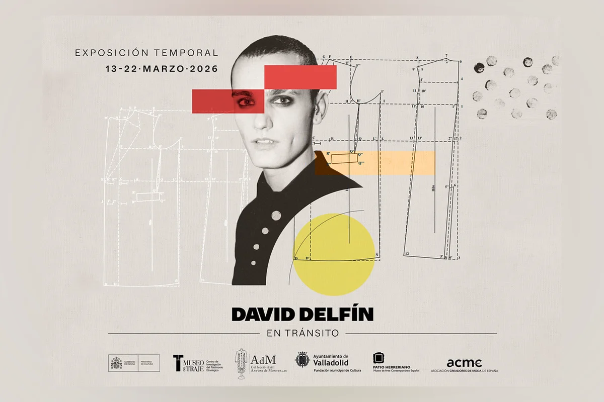 Museo del Traje    Rinde homenaje a uno de los nombres más influyentes de la moda en España con David Delfín. En tránsito, una muestra retrospectiva impulsada por la Asociación de Creadores de Moda de España (ACME). Concebida como una gran instalación artística, la exposición se inspira en la colección Déménagement (2007–2008), utilizando cajas de transporte del propio museo como parte del montaje expositivo. Reúne piezas procedentes de la Fundació Antoni de Montpalau y de la colección del museo, incluyendo conjuntos emblemáticos de su carrera, y se completa con la proyección de un documental sobre el diseñador. La muestra puede visitarse de forma gratuita hasta el 22 de marzo.