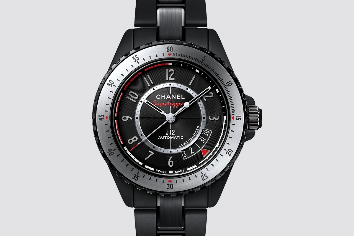 El J12 de Chanel es uno de los relojes más fotografiados, deseados y reconocibles del mundo. Es una pieza que redefinió la relojería contemporánea por su estilo y precisión técnica. Cuando la maison lo presentó en el año 2000, rompió todos los códigos al apostar por un material como la cerámica de alta resistencia. Cada versión representa un capítulo distinto en la historia de esta maison de lujo dentro de la alta relojería. Nació inspirado en dos universos que Gabrielle Chanel adoraba: la náutica, con sus líneas puras y su estética monocroma, con la J como inicial de los legendarios veleros de competición; y el automovilismo, con su espíritu técnico y deportivo. Con un corazón suizo de alta precisión, en su interior late un movimiento automático, visible en algunas versiones a través del fondo transparente. Es la mezcla perfecta entre estética parisina y savoir‑faire relojero. Hoy, el J12 sigue siendo un reloj con una presencia poderosa donde cada curva y cada proporción están pensadas para ser atemporales y donde la cerámica: ligera, resistente a los arañazos e hipoalergénica y con un brillo profundo, se eleva a la categoría de lujo. Es versátil, moderno y con ese toque de irreverencia elegante que define a Chanel. Sus versiones más icónicas: en negro, de estética gráfica y deportiva, o en blanco, de brillo limpio y presencia luminosa, hacen que el J12 se haya convertido en un icono de pureza gráfica dentro de la relojería de alta gama.