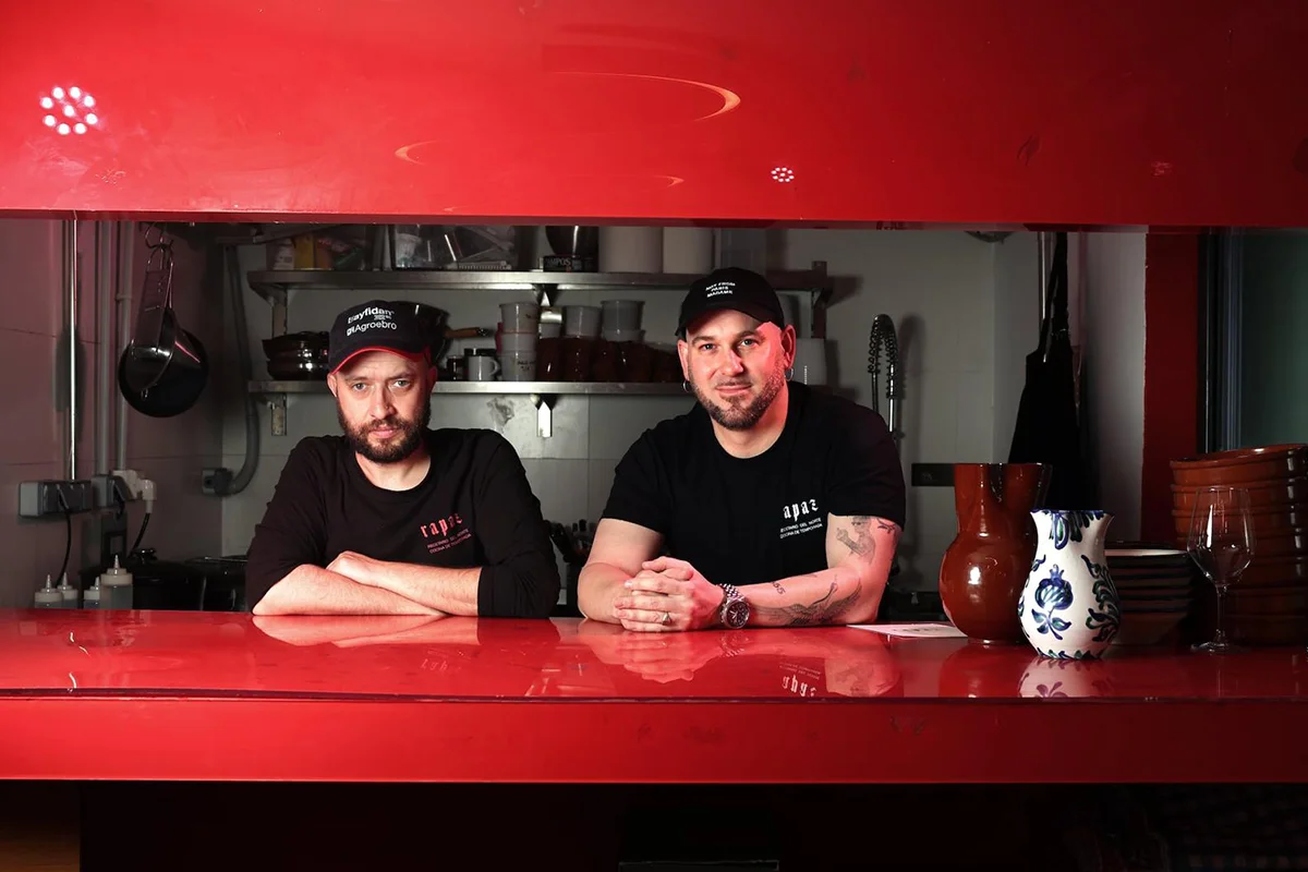 Rapaz   El Mercado de los Mostenses vuelve a demostrar que también puede ser uno de los escenarios gastronómicos más interesantes de Madrid gracias al Chiringuito de Rapaz. El restaurante recupera su formato de residencias culinarias y de julio a septiembre transformará su cocina en un espacio abierto a chefs invitados y proyectos emergentes que irán tomando el relevo semana tras semana.       El calendario reúne propuestas muy distintas entre sí, desde el tapeo gallego de Mario Campos hasta la cocina vasca de Goiherri, pasando por menús de inspiración latinoamericana, parrillas estivales o pop-ups firmados por cocineros con experiencia en restaurantes como OSA, Gofio, Smoked Room o Kappo. Una programación que convierte cada visita en una oportunidad para descubrir nuevos talentos y disfrutar de una cocina de autor en un entorno informal y vibrante.  