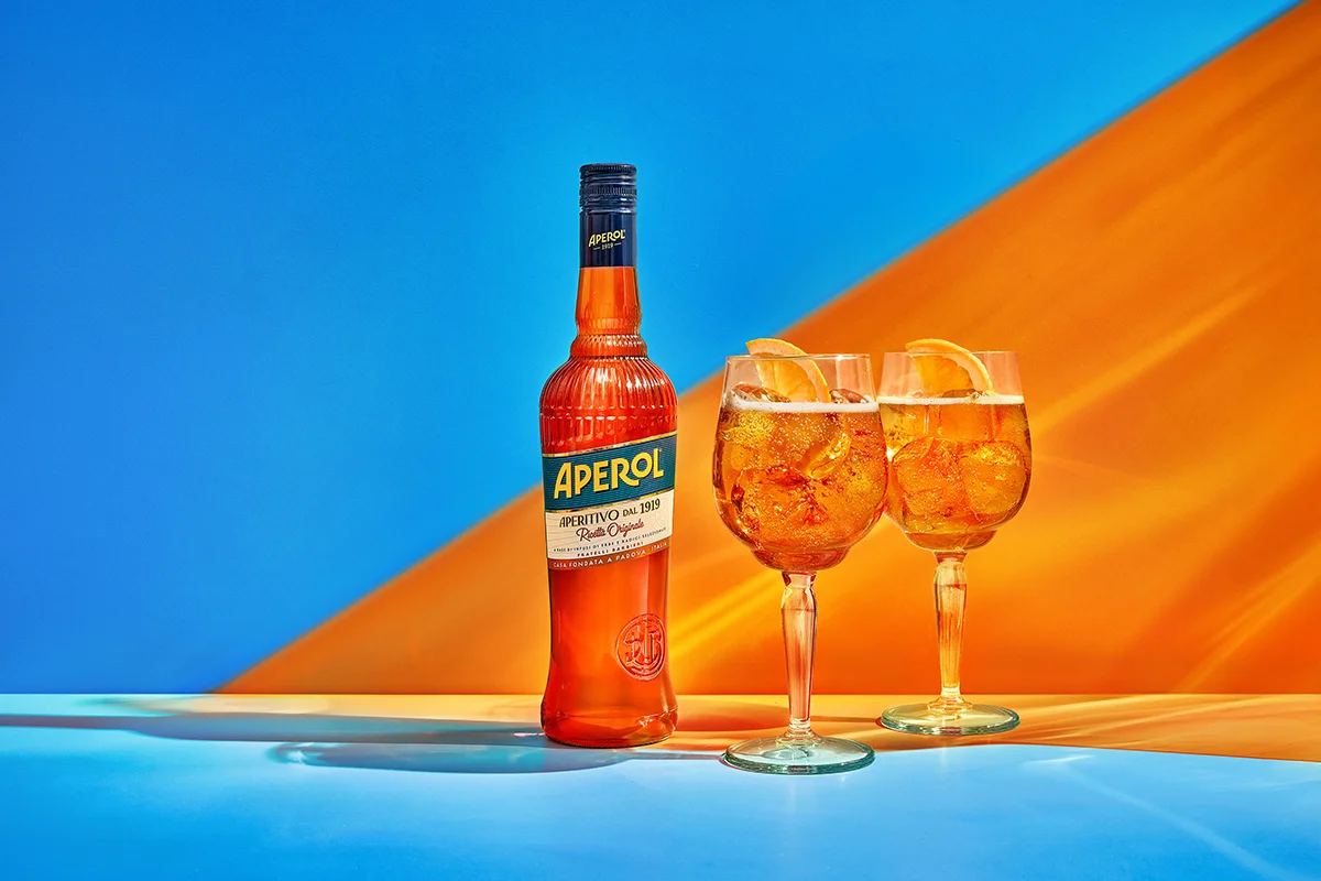 Aperol renueva el diseño de su icónica botella con estética italiana