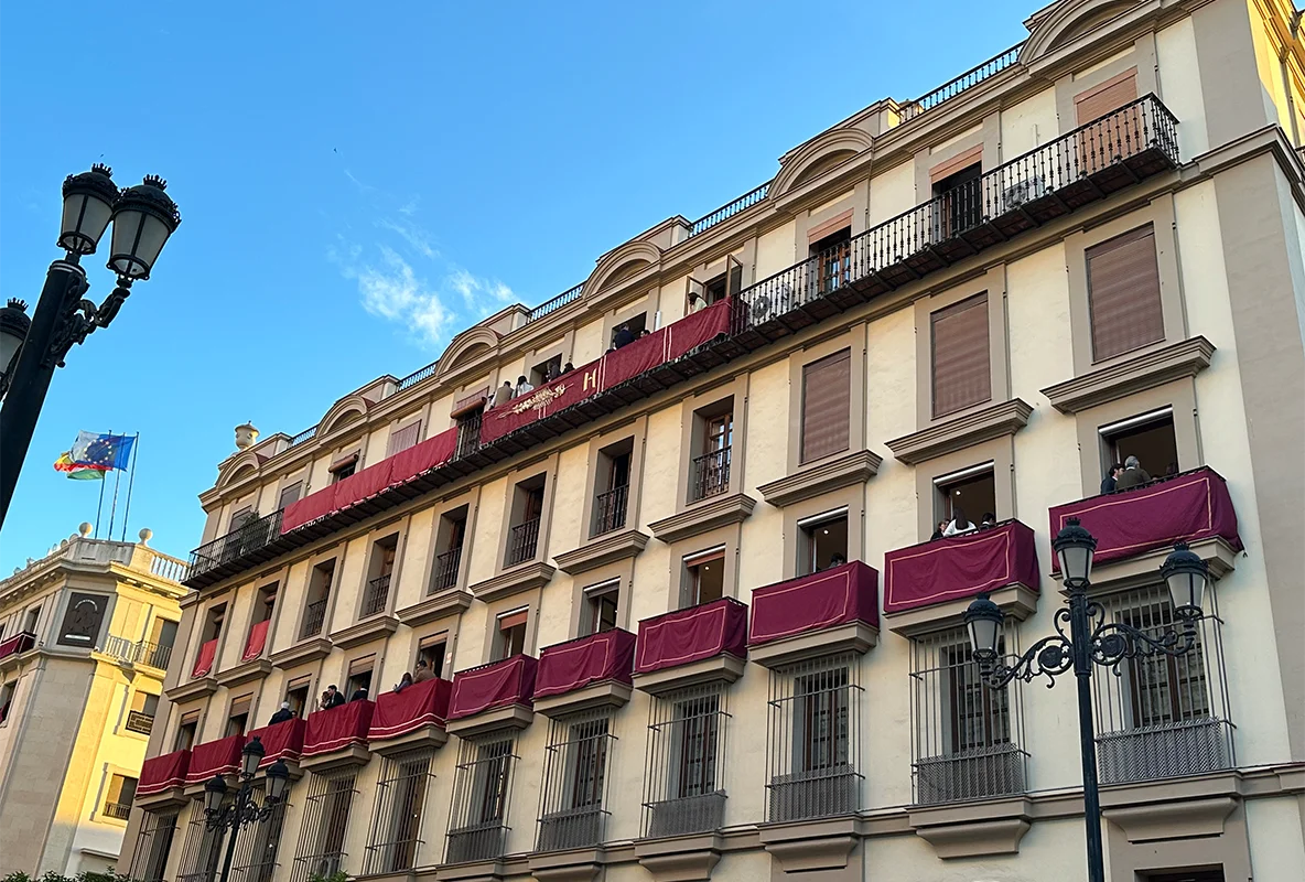 EN PLENO CORAZÓN DE SEVILLA, DONDE LA LUZ SE FILTRA ENTRE NARANJOS Y LA CIUDAD LATE CON UN RITMO PROPIO, HAY UN HOTEL QUE SE PRESENTA COMO UN REFUGIO MODERNO CON ALMA CLÁSICA. ES UNO DE ESOS ESTABLECIMIENTOS QUE ENTIENDEN QUE EL VERDADERO LUJO NO ESTÁ EN EL EXCESO, SINO EN LA COMODIDAD BIEN PENSADA. TE ESPERAN.