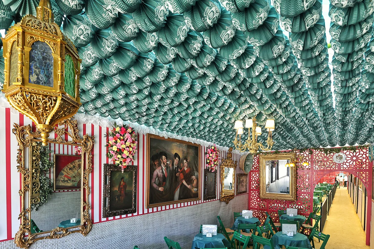 EN PLENO CORAZÓN DE SEVILLA, DONDE LA LUZ SE FILTRA ENTRE NARANJOS Y LA CIUDAD LATE CON UN RITMO PROPIO, HAY UN HOTEL QUE SE PRESENTA COMO UN REFUGIO MODERNO CON ALMA CLÁSICA. ES UNO DE ESOS ESTABLECIMIENTOS QUE ENTIENDEN QUE EL VERDADERO LUJO NO ESTÁ EN EL EXCESO, SINO EN LA COMODIDAD BIEN PENSADA. TE ESPERAN.