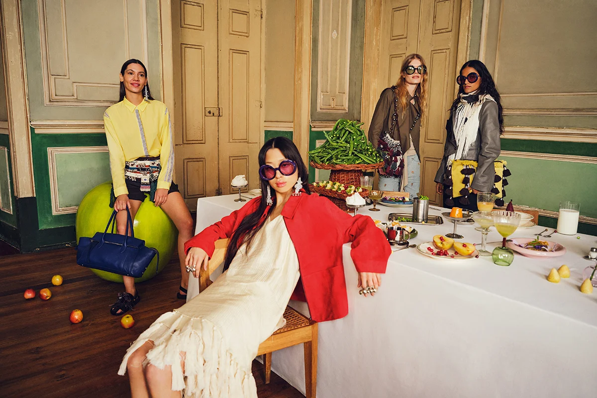 Hay marcas que no solo completan un look: lo transforman. Firmas capaces de convertir unos vaqueros básicos y una camiseta blanca en un estilismo con intención, personalidad y cierto aire aspiracional. Nombres como Pescuezo, Les Georgettes, Parfois o Foránea han encontrado precisamente ese espacio: el de las marcas que elevan cualquier outfit a través de los detalles. Porque al final, la verdadera personalidad no está en vestir de arriba abajo una marca, sino en encontrar esas piezas capaces de hacer que lo sencillo parezca pensado y personal. Los accesorios se han convertido en el lenguaje definitivo del estilo. Un collar potente, un bolso especial o una pieza artesanal bien elegida redefinen por completo la estética de quien los lleva. El auge de las firmas independientes y accesibles con fuerte identidad estética ha democratizado esa sensación de sofisticación. El secreto está en saber mezclar. Ahí es donde destacan marcas como Parfois. La firma portuguesa ha conseguido posicionarse como una referencia de accesorios de tendencia gracias a su capacidad para reinterpretar códigos minimalistas a precios asequibles. Bolsos estructurados, joyería que adorna el cuello, chaquetas y accesorios para el cabello forman parte de ese universo effortless que tanto triunfa en redes y street style. parfois.com La joyería está redefiniendo los looks. Ya no se trata únicamente de adornar, sino de aportar identidad, y Les Georgettes es uno de los ejemplos más interesantes. La firma francesa popularizó un concepto muy concreto: joyas personalizables con bandas intercambiables de cuero y vinilo. El resultado son piezas versátiles que cambian según el estado de ánimo o el look del día. Ese tipo de diseño conecta perfectamente con la moda actual, donde las consumidoras buscan piezas funcionales pero especiales. Una pulsera oversize o un brazalete arquitectónico pueden transformar instantáneamente un estilismo neutro en uno mucho más sofisticado. Además, el auge de los charms, chokers y la joyería maximalista confirma que los accesorios viven uno de sus momentos más fuertes en la industria. lesgeorgettes.com Uno de los fenómenos más interesantes de la moda reciente es el crecimiento de firmas nicho con una identidad muy marcada. En lugar de seguir tendencias masivas, estas marcas construyen su propia comunidad. Pescuezo entra dentro de esa categoría de firmas que funcionan casi como objeto de culto digital: piezas llamativas, mezcla de color, artesanía y un punto editorial que convierten cualquier look sencillo en algo mucho más interesante. Sus nuevas capas ligeras están pensadas para sobreponer y aportar un toque de estilo a los looks. Estampados Liberty, rayas —muchas rayas—, toques en amarillo limón, azules y rosas, junto a un divertido estampado de perritos, flores y los ya característicos tonos naturales, conviven en una propuesta que equilibra tradición y frescura para que los cuellos sean los protagonistas, incluso en verano. pescuezos.es Lo mismo ocurre con Foránea, cuyo atractivo reside precisamente en esa sensación de exclusividad relajada: accesorios con carácter, inspiración artesanal y estética contemporánea que encajan perfectamente con la tendencia actual hacia lo auténtico y lo imperfecto. Una nueva marca que invita a descubrir el mundo a través de la artesanía, poniendo en valor las historias, las manos y las culturas que hay detrás de cada pieza. Su universo se construye a partir de una cuidada selección de accesorios hechos a mano en distintos lugares del mundo: desde bolsos y cestas de rafia de Madagascar hasta crochet bordado en Ecuador, joyas de tagua, piezas de Turquía o textiles de la India. Cada pieza es el resultado de un proceso manual, donde el tiempo y la dedicación forman parte de su valor, apostando por una forma de consumo más consciente y especial. foranea.com