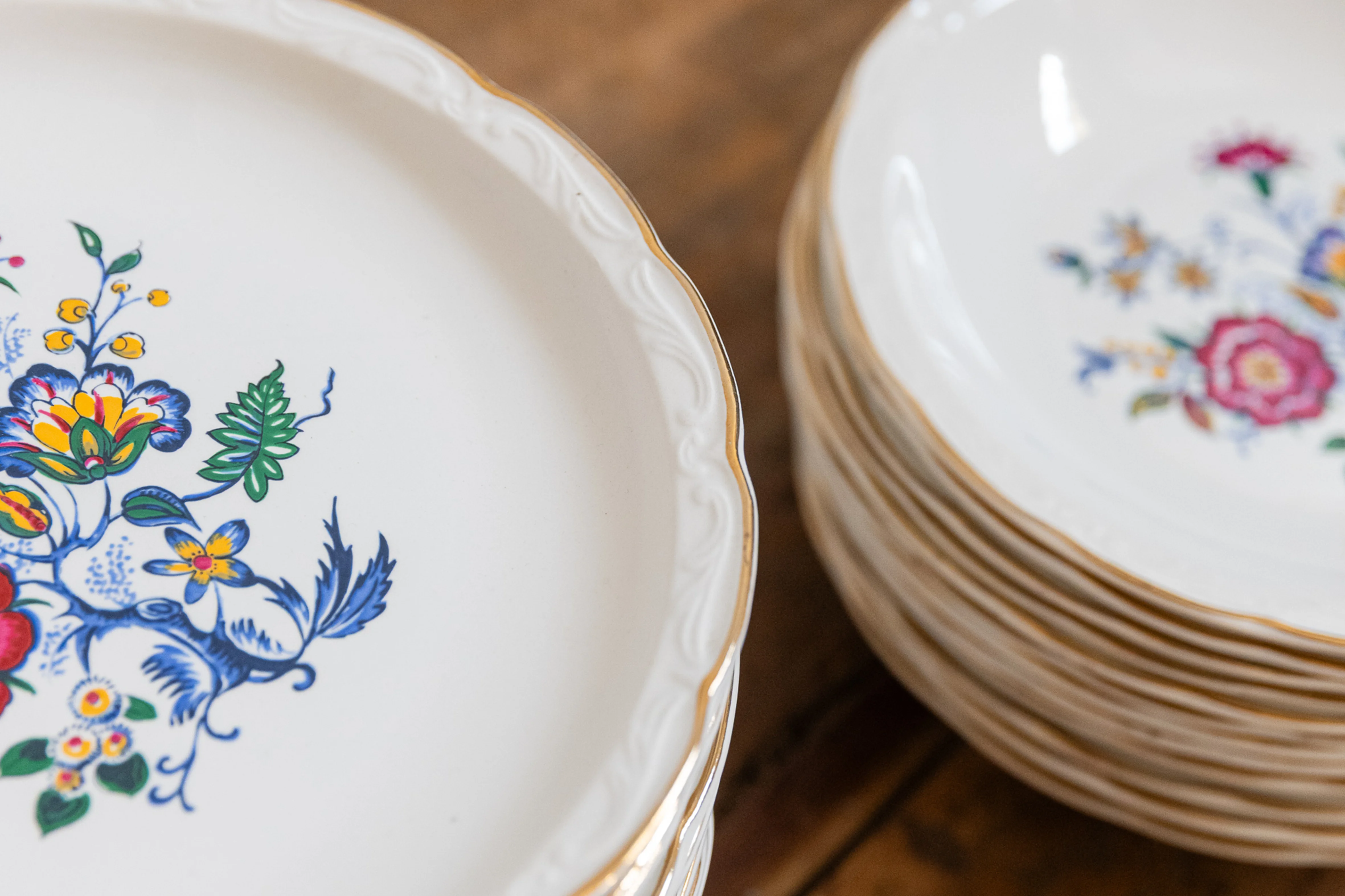 Hay veranos que no se construyen desde lo nuevo, sino desde lo que ya tiene historia. Así se entiende la colección Antiques de Casa Vitamina, una propuesta que reinterpreta el hogar estival desde la calma, la textura y la belleza de lo imperfecto. Lejos de la idea de una decoración entendida como algo efímero o puramente estacional, la firma apuesta por piezas con alma, donde lo antiguo convive con lo cotidiano sin perder frescura. El resultado son espacios que no buscan parecer recién estrenados, sino vividos: mesas que combinan cerámicas con pátinas suaves, textiles que parecen guardar memoria y objetos que aportan carácter sin necesidad de imponerse. Antiques propone un verano más lento y cercano, en el que el hogar se convierte en refugio y escenario a la vez. La colección recupera el valor de lo artesanal y lo atemporal para integrarlo en ambientes actuales, demostrando que el lujo también puede ser la sensación de habitar algo que ya tiene historia.   