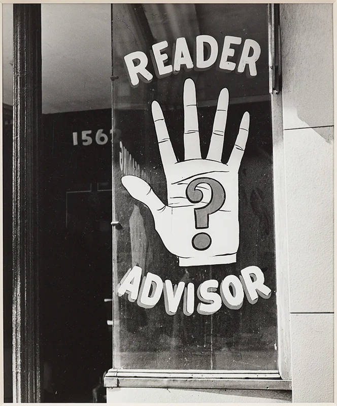 Fundación MAPFRE (Barcelona) Uno de los grandes reclamos culturales de la temporada se encuentra en la Fundación MAPFRE en Barcelona, donde puede visitarse una exposición dedicada al influyente fotógrafo estadounidense Walker Evans. Considerado uno de los grandes nombres de la fotografía documental del siglo XX, Evans retrató con una mirada directa y profundamente humana la vida cotidiana en Estados Unidos durante la Gran Depresión. La muestra reúne algunas de sus imágenes más emblemáticas, en las que la arquitectura, los retratos y los paisajes urbanos se convierten en testimonio visual de una época. Sus fotografías, sobrias y profundamente narrativas, siguen resultando actuales por su capacidad para observar lo cotidiano con una sensibilidad casi literaria. Para quienes viajen a Barcelona durante estas fechas, es una oportunidad perfecta para disfrutar de una exposición que combina historia, arte y reflexión social.