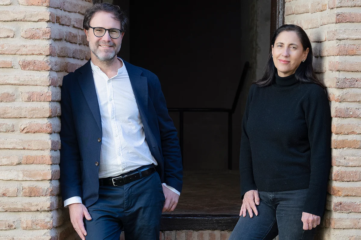 Azkuna Zentroa (Bilbao) Otro de los focos culturales de la temporada se sitúa en Azkuna Zentroa (Alhóndiga, Bilbao), que inaugura “Anónima”, una exposición dedicada al completo al artista Txuspo Poyo. La muestra, que permanecerá abierta hasta el 17 de mayo, recorre su trayectoria desde los años noventa hasta la actualidad a través de proyectos que reflejan su inmensa creatividad. Comisariada por Álvaro de los Ángeles, la exposición plantea un recorrido por obras clave, marcado por la investigación y la experimentación. A lo largo de las salas, es posible adentrarse en el universo artístico del homenajeado, en una práctica que combina cine, vídeo, fotografía e instalación para construir relatos que fusionan historia, cultura y tecnología. Con una perspectiva que cuestiona los límites entre realidad y ficción, Anónima reflexiona sobre los vínculos que genera la autoridad, los mecanismos de control derivados y la historia contemporánea, convirtiéndose en una cita imprescindible para los amantes del arte.