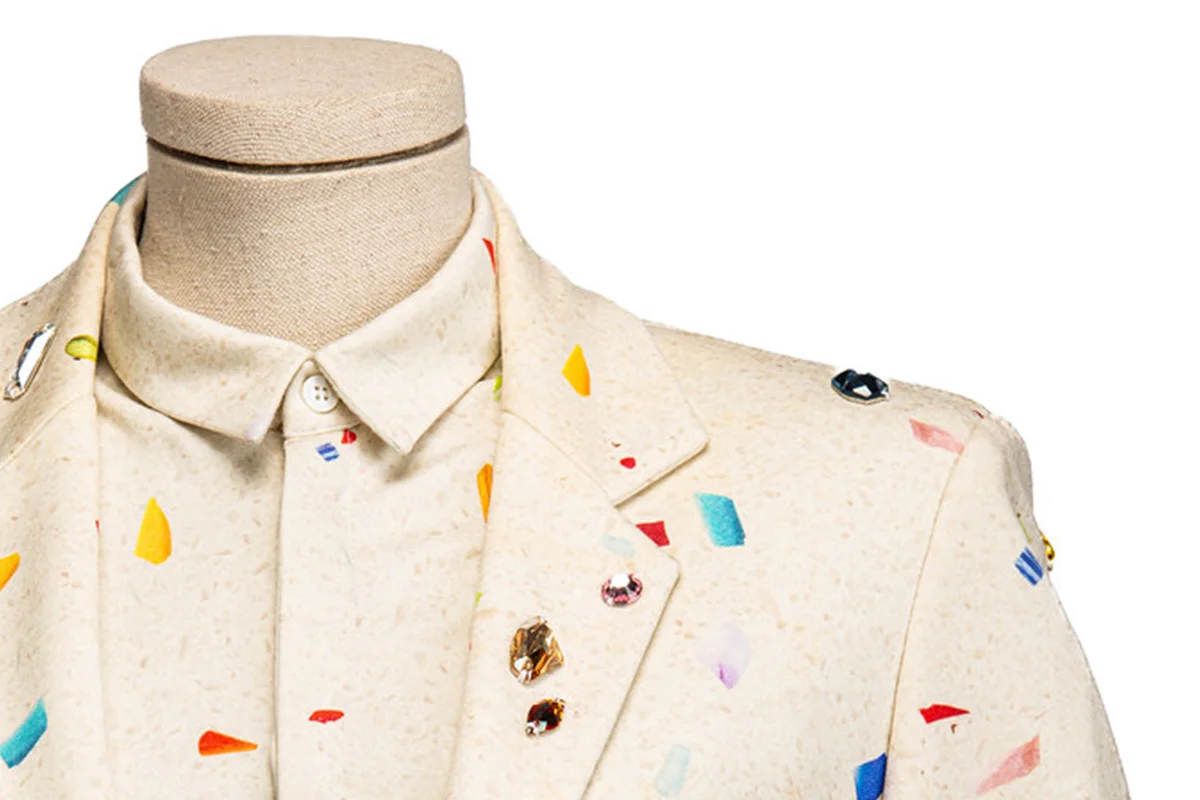 Museo del Traje    Rinde homenaje a uno de los nombres más influyentes de la moda en España con David Delfín. En tránsito, una muestra retrospectiva impulsada por la Asociación de Creadores de Moda de España (ACME). Concebida como una gran instalación artística, la exposición se inspira en la colección Déménagement (2007–2008), utilizando cajas de transporte del propio museo como parte del montaje expositivo. Reúne piezas procedentes de la Fundació Antoni de Montpalau y de la colección del museo, incluyendo conjuntos emblemáticos de su carrera, y se completa con la proyección de un documental sobre el diseñador. La muestra puede visitarse de forma gratuita hasta el 22 de marzo.