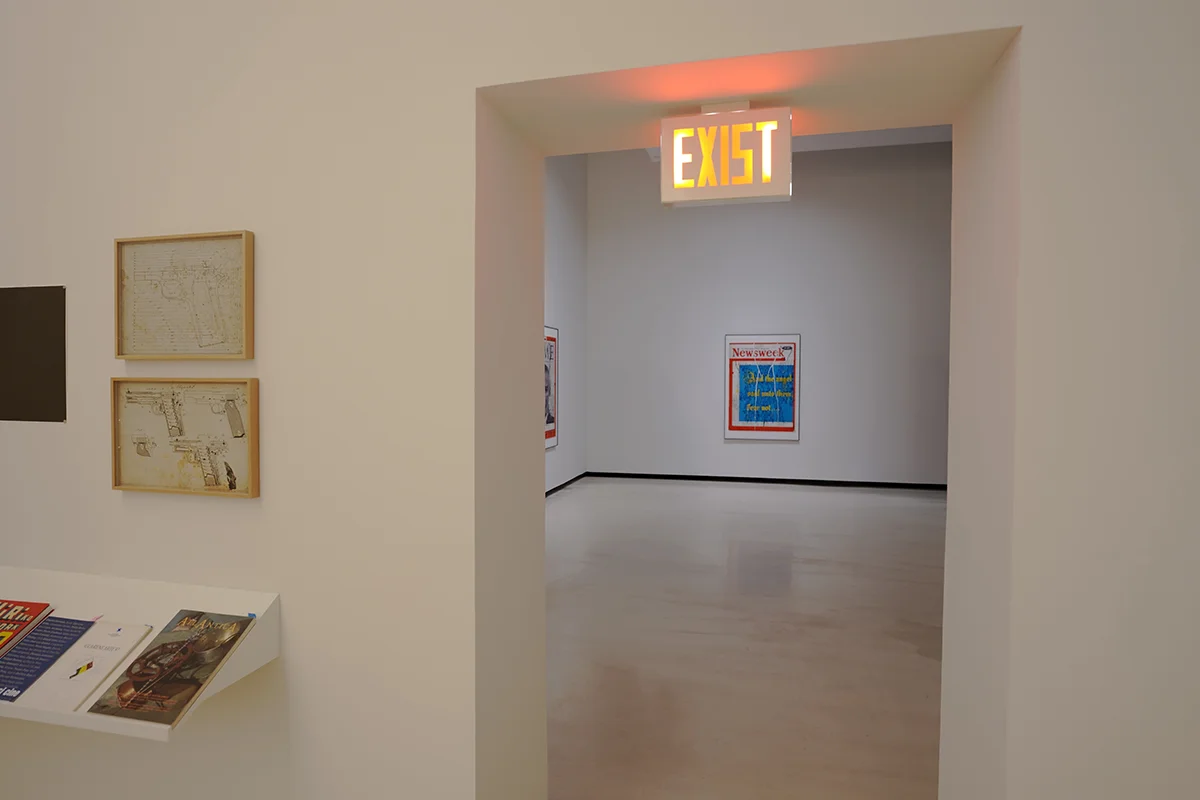 Azkuna Zentroa (Bilbao) Otro de los focos culturales de la temporada se sitúa en Azkuna Zentroa (Alhóndiga, Bilbao), que inaugura “Anónima”, una exposición dedicada al completo al artista Txuspo Poyo. La muestra, que permanecerá abierta hasta el 17 de mayo, recorre su trayectoria desde los años noventa hasta la actualidad a través de proyectos que reflejan su inmensa creatividad. Comisariada por Álvaro de los Ángeles, la exposición plantea un recorrido por obras clave, marcado por la investigación y la experimentación. A lo largo de las salas, es posible adentrarse en el universo artístico del homenajeado, en una práctica que combina cine, vídeo, fotografía e instalación para construir relatos que fusionan historia, cultura y tecnología. Con una perspectiva que cuestiona los límites entre realidad y ficción, Anónima reflexiona sobre los vínculos que genera la autoridad, los mecanismos de control derivados y la historia contemporánea, convirtiéndose en una cita imprescindible para los amantes del arte.