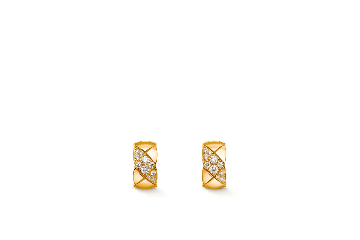 Entre anillos, pulseras, pendientes y collares, un motivo. Acolchado y tras la famosa inscripción 2.55, Chanel sigue escribiendo la historia de lujo de las mujeres con vida y movimiento. Creaciones exponentes tanto de maestría técnica como de expresión estilística.