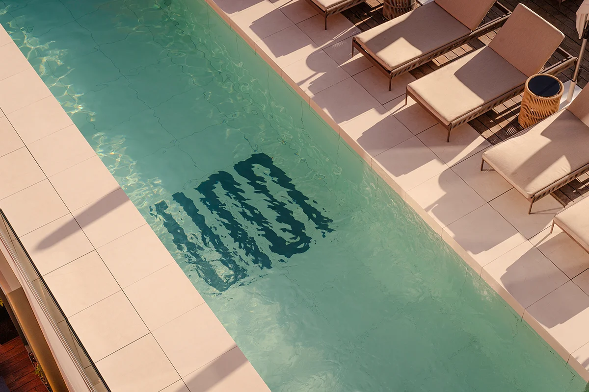 UMusic Hotel Madrid presenta una nueva edición de su plan estrella para combatir el calor: el Splash Pass, una experiencia diseñada para desconectar y refrescarse. Abierto tanto a huéspedes como a público externo, este exclusivo pase de piscina, con acceso limitado según disponibilidad, transforma la cuarta planta del hotel en un espacio único donde relajarse entre chapuzones, cócteles bien fríos y una cuidada selección musical que refleja el ADN del hotel, siempre ligado al ritmo y al entretenimiento. Ubicado a pocos pasos de la Puerta del Sol, el Splash Pass está disponible todos los días de la semana, incluidos festivos, en horario de 11:00 a 19:00 horas.