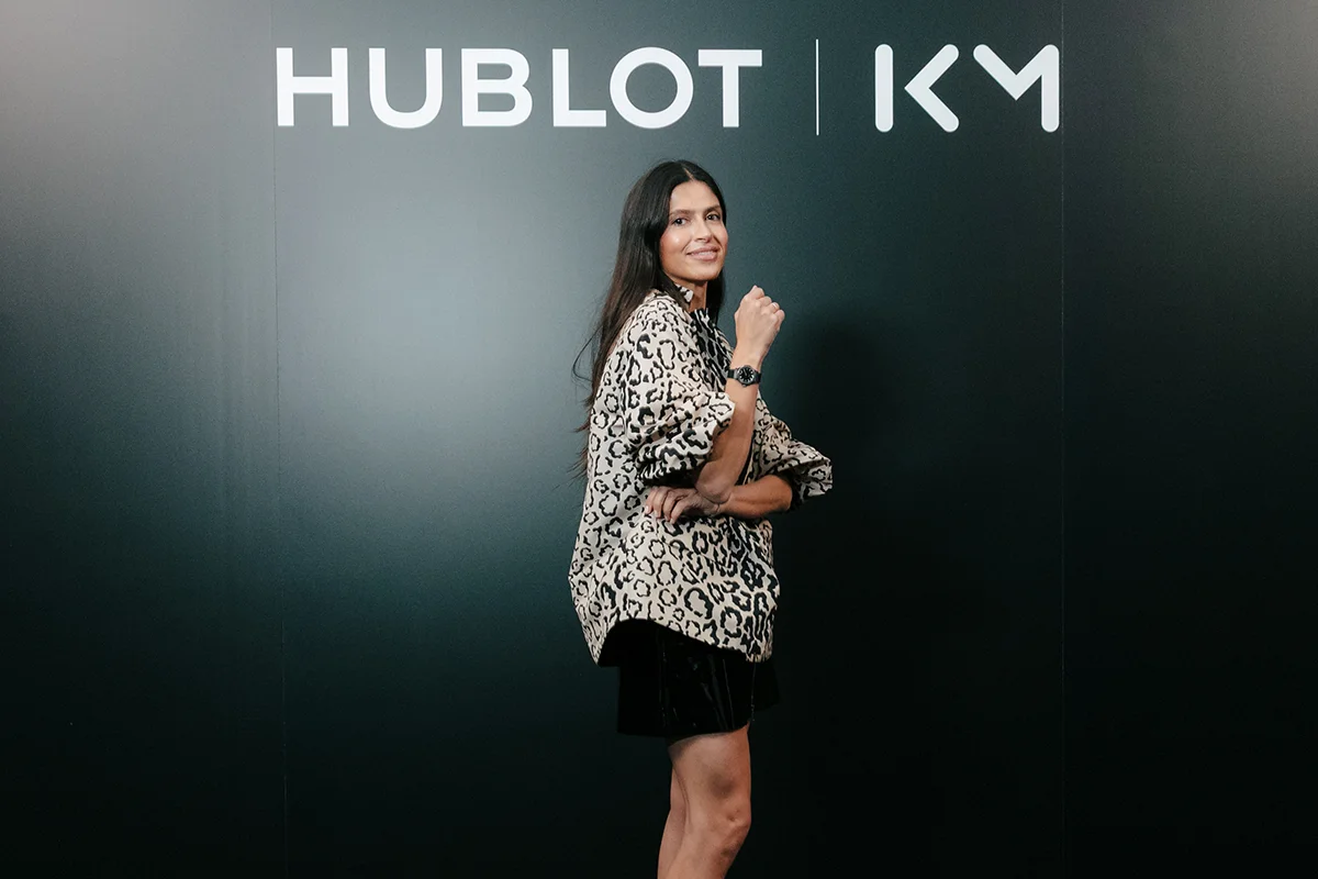 La alta relojería y el deporte de élite volvieron a encontrarse en Madrid de la mano de Hublot y Kylian Mbappé. La presentación del nuevo Big Bang Reloaded Kylian Mbappé mostraba en público una edición limitada que convierte la personalidad y ambición del futbolista en una auténtica pieza de colección limitada a solo 200 unidades. La pieza destaca por su poderosa estética contemporánea y por reflejar el ADN innovador de la manufactura suiza. Fabricado en cerámica blanca pulida y oro King Gold de 18 quilates, el modelo incorpora detalles profundamente ligados al jugador, entre ellos el grabado “Trust Yourself” en el bisel o el número 10 en tono dorado, guiño directo a su icónica camiseta y a la filosofía que ha marcado su trayectoria profesional. Más allá de su diseño, el Big Bang Reloaded Kylian Mbappé también representa la excelencia técnica de la firma. En su interior alberga el calibre UNICO, uno de los cronógrafos integrados más avanzados de la firma suiza, capaz de combinar innovación mecánica y precisión de alta relojería con una estética deportiva y sofisticada. La presentación tuvo lugar en un exclusivo evento celebrado en el centro de Madrid, reunión de figuras del deporte, la moda y el entretenimiento como la estrella de la selección francesa, Iker Casillas o Paula Echevarría, entre otros, disfrutando de música en directo, una cuidada puesta en escena y una atmósfera contemporánea que celebraba la llegada de todo un icono.