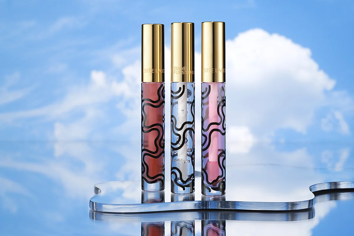 En contraste, Estée Lauder se une a Diane von Furstenberg para reinterpretar el lujo clásico desde una mirada contemporánea, donde la innovación y el empoderamiento femenino se fusionan con un magnetismo sencillamente irresistible. La colección celebra la feminidad segura y elegante que siempre ha definido a la diseñadora, fusionando color, estampados icónicos y fórmulas premium en piezas concebidas para coleccionar.    Estos dos iconos globales se unen para dar continuidad al movimiento InCharge, una propuesta vibrante que invita a cada mujer a ser dueña de su propia historia y a abrazar su autenticidad sin pedir disculpas. El corazón de esta colaboración es la revolucionaria InCharge Essence d'Eau, una fragancia de base acuosa formulada sin alcoholes secantes que se funde en la piel de forma ligera e hidratante, desplegando notas de azafrán, mimosa y un fondo sensual de benjuí y almizcle. Una auténtica joya sensorial que reimagina por completo el concepto de frescura y sofisticación.    En la parte de make up disponen del Multi-Use Sculpting Blush Stick en el tono Pink Me, un rosa universal con matices melocotón que ilumina y esculpe cualquier tipo de piel, junto a la colección de Glossy Lip Oils en tres irresistibles tonos que nutren en profundidad gracias a sus aceites de jojoba y albaricoque. Todo ello envuelto en el icónico estampado gráfico Cloud Patch, un diseño que evoca el movimiento del agua y el poder de conectar con una misma frente al espejo. 