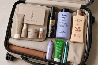 El ritual del neceser inteligente (básicos que salvan tu piel y cabello en vacaciones)