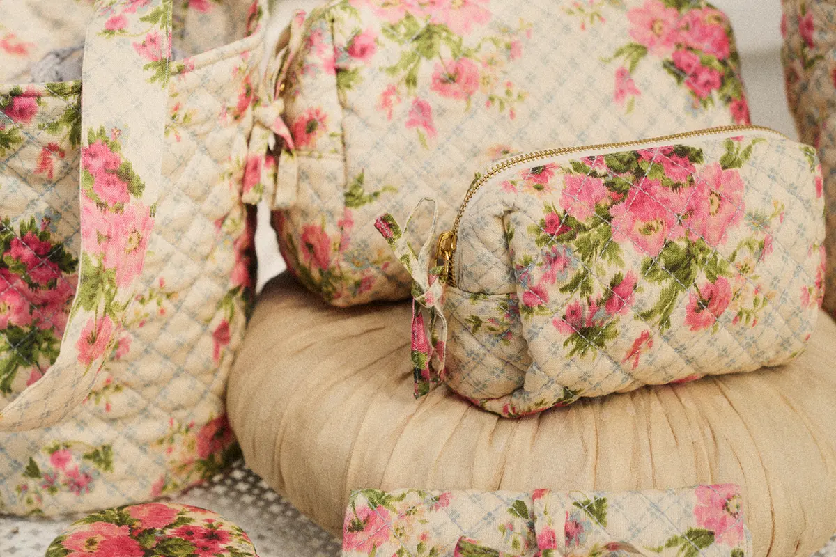 Flores, colores vivos y bordados cobran vida en piezas únicas: así se ve la nueva colaboración entre Sézane y Andión. 