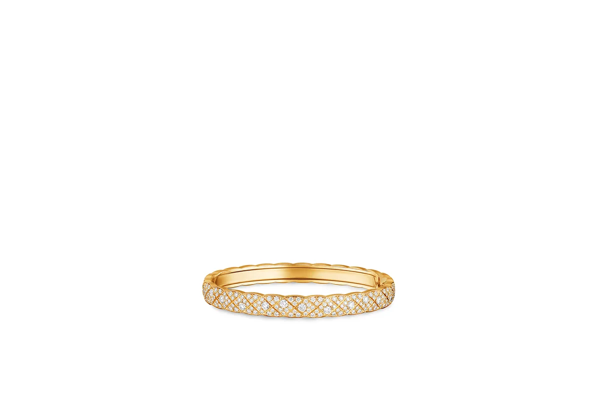 Entre anillos, pulseras, pendientes y collares, un motivo. Acolchado y tras la famosa inscripción 2.55, Chanel sigue escribiendo la historia de lujo de las mujeres con vida y movimiento. Creaciones exponentes tanto de maestría técnica como de expresión estilística.