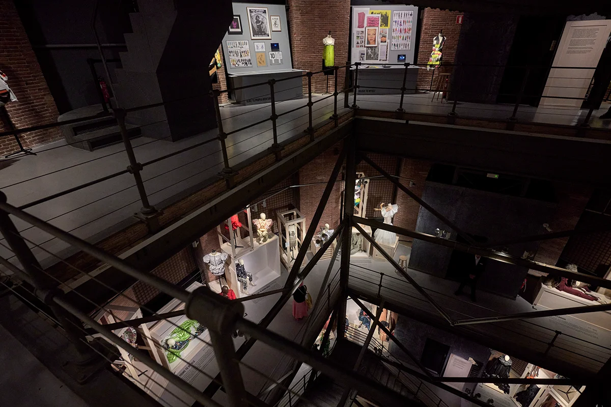 Sala Canal de Isabel II    Acoge Nostalgia / Utopía, una gran retrospectiva dedicada a la diseñadora Ana Locking que recorre cerca de dos décadas de su trayectoria creativa. El recorrido comienza en la planta baja con cinco dioramas que rompen con la presentación tradicional de la moda, creando atmósferas que evocan universos como la Hermandad Prerrafaelita, el mundo vegetal, el paisaje lunar o el imaginario del sueño americano. Las plantas superiores profundizan en su universo conceptual: la primera reúne colecciones marcadas por la nostalgia, la segunda se centra en propuestas utópicas y reivindicativas, y la tercera está dedicada a su proceso creativo. Con más de 160 prendas expuestas, la muestra confirma la moda como un potente lenguaje cultural.