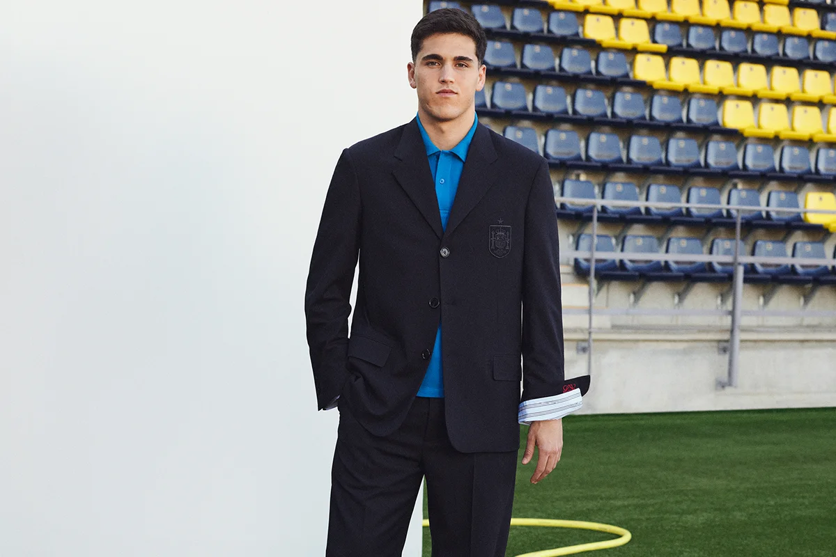 Durante unas semanas, el balón se ha convertido en un fenómeno cultural capaz de traspasar estadios y alcanzar la moda, el diseño y el estilo de vida. En nuestro país, LOEWE ha iniciado una colaboración que durará cuatro años como partner oficial de la selección masculina y femenina: vestirá a ambos equipos con un completo guardarropa de viaje a lo largo de los torneos que se celebrarán en todo el mundo, desde Norteamérica en 2026 hasta España, Portugal y Marruecos en 2030.