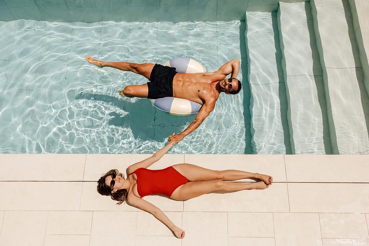 El Roxy Garden, el espacio pensado para convertirse en ese refugio y oasis al que siempre apetece volver cuando suben las temperaturas en la ciudad, situado en el Hard Rock Hotel Madrid, también ha abierto sus puertas. Un lugar donde desconectar entre tumbonas, camas balinesas y su piscina, dejar pasar las horas sin prisa y transformar desde un fin de semana al sol hasta una jornada de teletrabajo en algo mucho más apetecible. Todo ello acompañado de una carta en la que no faltan las tapas, entrantes y hasta ocho tipos diferentes de hamburguesas; además, puedes optar por todo tipo de milkshakes, smoothies y cócteles para refrescarte.