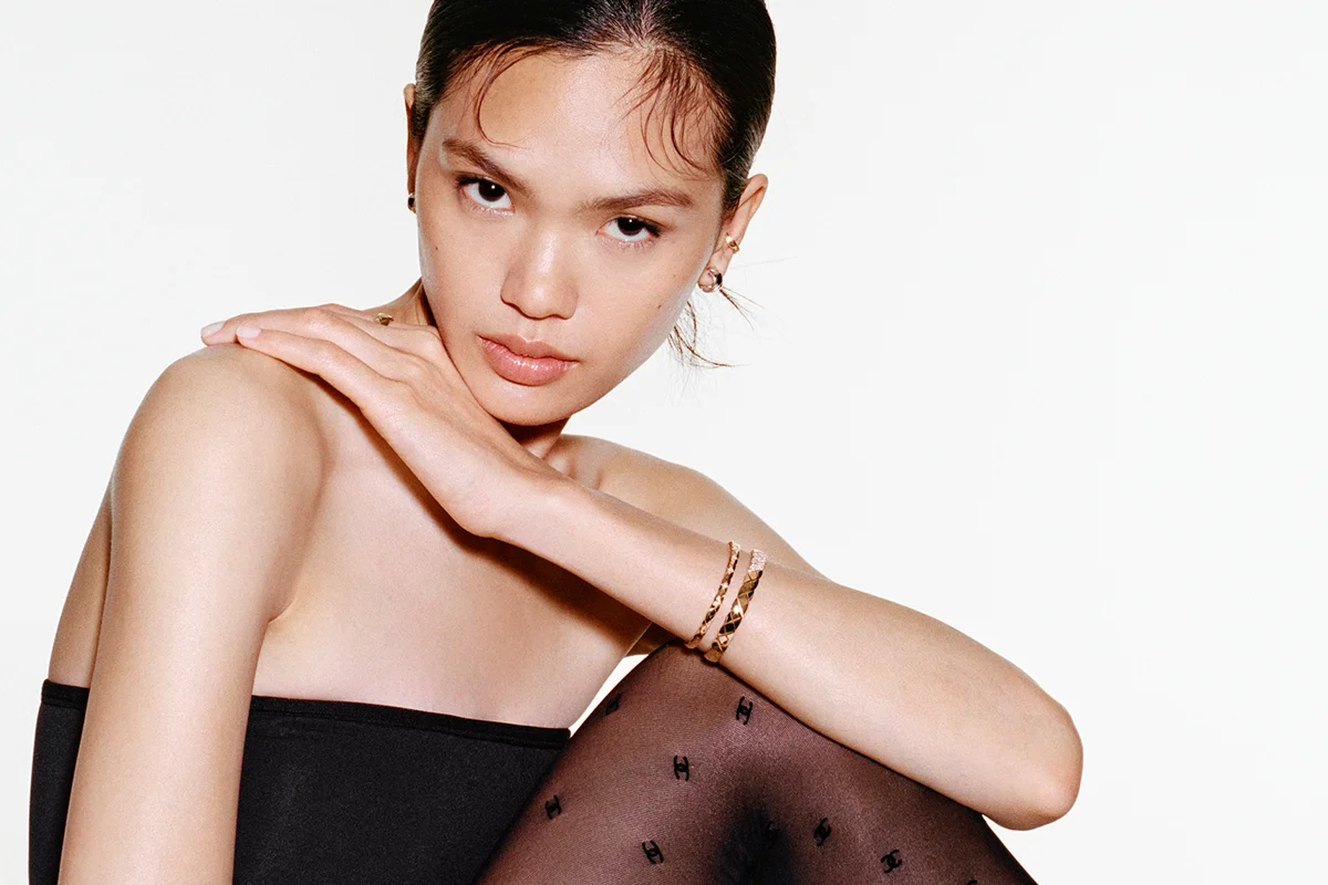 Entre anillos, pulseras, pendientes y collares, un motivo. Acolchado y tras la famosa inscripción 2.55, Chanel sigue escribiendo la historia de lujo de las mujeres con vida y movimiento. Creaciones exponentes tanto de maestría técnica como de expresión estilística.