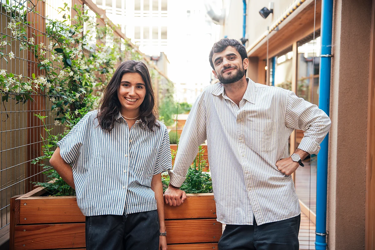 Cocina Beta La pasta fresca hecha en directo es el punto de partida de la nueva propuesta de Cocina Beta, el espacio de experimentación gastronómica de Infinito Delicias que durante 12 semanas acoge a Alberto Ballarín Sansonetti y Reyes De Wit con su proyecto Da Aballar. Ambos llegan con una idea clara: volver a una cocina italiana de toda la vida, sencilla, honesta y que recuerde a las madres y abuelas italianas. En su propuesta conviven recetas tradicionales y formatos menos habituales en España, como las orecchiette de Puglia o los gnudi toscanos, siempre con la pasta fresca como hilo conductor, pero en la que no falta la focaccia y los viernes de risotto con verduras de temporada; este último marca el ritmo de las comidas y hará que los comensales disfruten a la vez de un plato preparado para todos ellos al mismo tiempo.