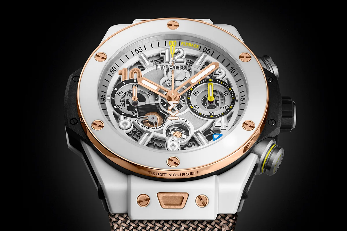 La alta relojería y el deporte de élite volvieron a encontrarse en Madrid de la mano de Hublot y Kylian Mbappé. La presentación del nuevo Big Bang Reloaded Kylian Mbappé mostraba en público una edición limitada que convierte la personalidad y ambición del futbolista en una auténtica pieza de colección limitada a solo 200 unidades. La pieza destaca por su poderosa estética contemporánea y por reflejar el ADN innovador de la manufactura suiza. Fabricado en cerámica blanca pulida y oro King Gold de 18 quilates, el modelo incorpora detalles profundamente ligados al jugador, entre ellos el grabado “Trust Yourself” en el bisel o el número 10 en tono dorado, guiño directo a su icónica camiseta y a la filosofía que ha marcado su trayectoria profesional. Más allá de su diseño, el Big Bang Reloaded Kylian Mbappé también representa la excelencia técnica de la firma. En su interior alberga el calibre UNICO, uno de los cronógrafos integrados más avanzados de la firma suiza, capaz de combinar innovación mecánica y precisión de alta relojería con una estética deportiva y sofisticada. La presentación tuvo lugar en un exclusivo evento celebrado en el centro de Madrid, reunión de figuras del deporte, la moda y el entretenimiento como la estrella de la selección francesa, Iker Casillas o Paula Echevarría, entre otros, disfrutando de música en directo, una cuidada puesta en escena y una atmósfera contemporánea que celebraba la llegada de todo un icono.