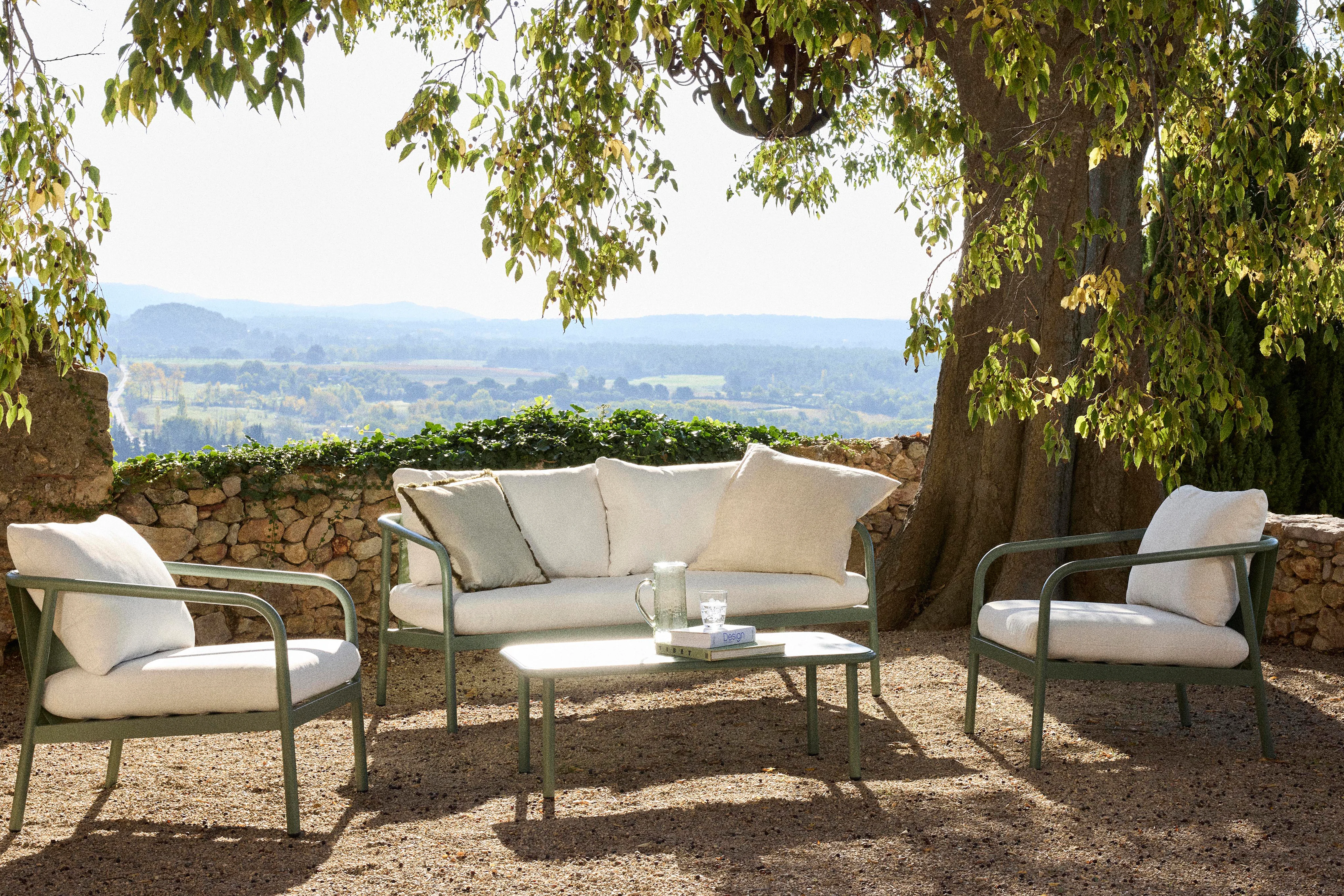 MAISONS DU MONDE    Cuando llegan los meses de calor, la terraza, el balcón o el jardín se convierten en el gran escenario del verano. Con esta idea en mente, Maisons du Monde presenta una selección de conjuntos de exterior diseñados para transformar cualquier espacio al aire libre en una extensión natural del hogar. La colección apuesta por líneas contemporáneas, estructuras ligeras y una estética relajada que invita a bajar el ritmo. Sofás, sillones y mesas auxiliares se combinan en propuestas versátiles capaces de adaptarse tanto a pequeños balcones urbanos como a amplios jardines, creando ambientes cómodos para leer, compartir una comida o alargar las sobremesas después de una buena barbacoa con amigos. Más allá de la estética, la firma pone el foco en la funcionalidad con materiales resistentes y fáciles de mantener, pensados para acompañar toda la temporada.