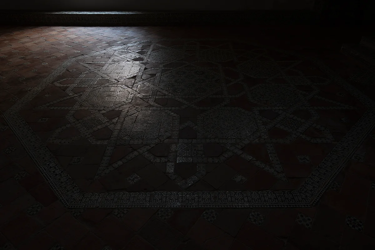 Azkuna Zentroa (Bilbao) Otro de los focos culturales de la temporada se sitúa en Azkuna Zentroa (Alhóndiga, Bilbao), que inaugura “Anónima”, una exposición dedicada al completo al artista Txuspo Poyo. La muestra, que permanecerá abierta hasta el 17 de mayo, recorre su trayectoria desde los años noventa hasta la actualidad a través de proyectos que reflejan su inmensa creatividad. Comisariada por Álvaro de los Ángeles, la exposición plantea un recorrido por obras clave, marcado por la investigación y la experimentación. A lo largo de las salas, es posible adentrarse en el universo artístico del homenajeado, en una práctica que combina cine, vídeo, fotografía e instalación para construir relatos que fusionan historia, cultura y tecnología. Con una perspectiva que cuestiona los límites entre realidad y ficción, Anónima reflexiona sobre los vínculos que genera la autoridad, los mecanismos de control derivados y la historia contemporánea, convirtiéndose en una cita imprescindible para los amantes del arte.