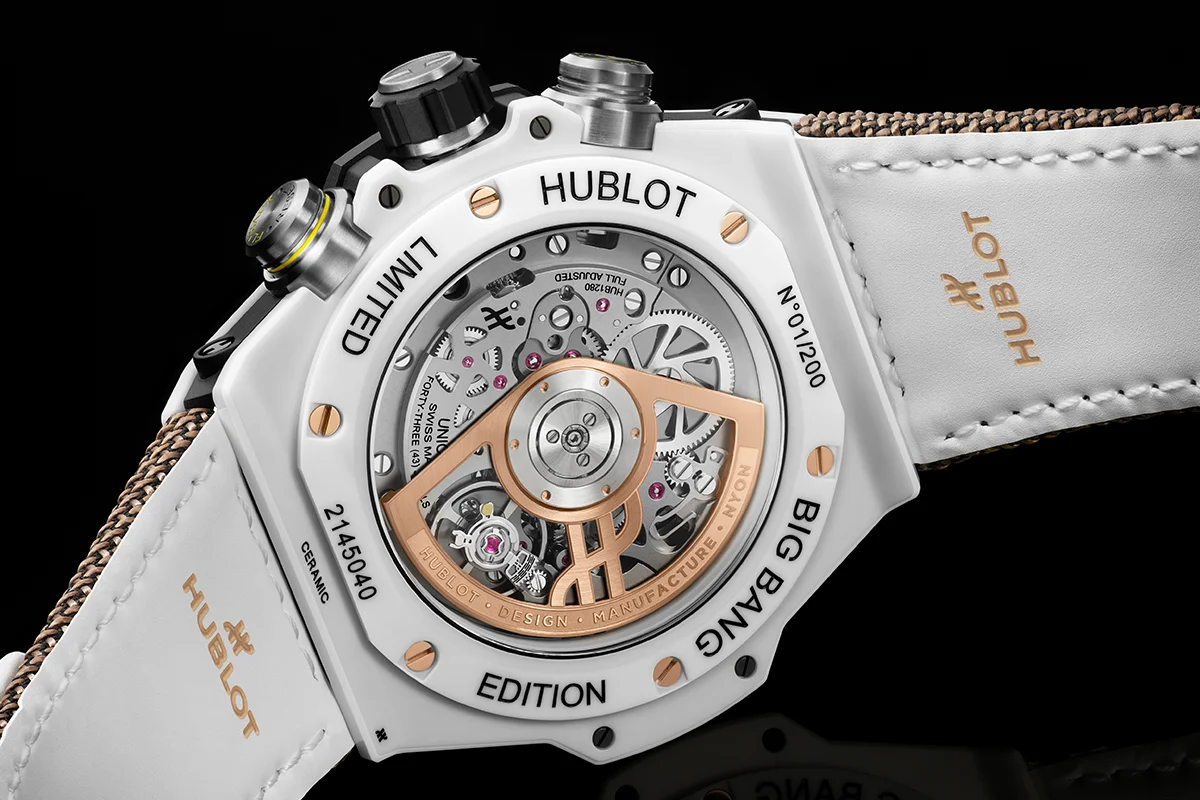 La alta relojería y el deporte de élite volvieron a encontrarse en Madrid de la mano de Hublot y Kylian Mbappé. La presentación del nuevo Big Bang Reloaded Kylian Mbappé mostraba en público una edición limitada que convierte la personalidad y ambición del futbolista en una auténtica pieza de colección limitada a solo 200 unidades. La pieza destaca por su poderosa estética contemporánea y por reflejar el ADN innovador de la manufactura suiza. Fabricado en cerámica blanca pulida y oro King Gold de 18 quilates, el modelo incorpora detalles profundamente ligados al jugador, entre ellos el grabado “Trust Yourself” en el bisel o el número 10 en tono dorado, guiño directo a su icónica camiseta y a la filosofía que ha marcado su trayectoria profesional. Más allá de su diseño, el Big Bang Reloaded Kylian Mbappé también representa la excelencia técnica de la firma. En su interior alberga el calibre UNICO, uno de los cronógrafos integrados más avanzados de la firma suiza, capaz de combinar innovación mecánica y precisión de alta relojería con una estética deportiva y sofisticada. La presentación tuvo lugar en un exclusivo evento celebrado en el centro de Madrid, reunión de figuras del deporte, la moda y el entretenimiento como la estrella de la selección francesa, Iker Casillas o Paula Echevarría, entre otros, disfrutando de música en directo, una cuidada puesta en escena y una atmósfera contemporánea que celebraba la llegada de todo un icono.