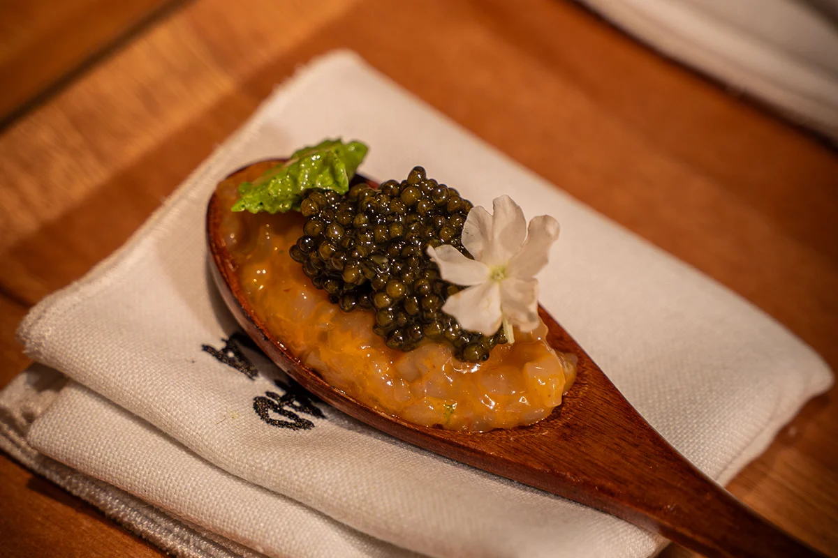Si lo que quieren es darse un gran homenaje canario en Madrid en una ocasión muy especial, no pueden perderse Gofio. Con una estrella MICHELIN y liderado por el gran chef Safe Cruz, ha conseguido crear una propuesta única y profundamente creativa, capaz de llevar al comensal no solo a Canarias, sino casi al más allá. Una experiencia gastronómica imprescindible para entender hacia dónde camina la alta cocina canaria contemporánea e internacional. gofiorestaurant.com