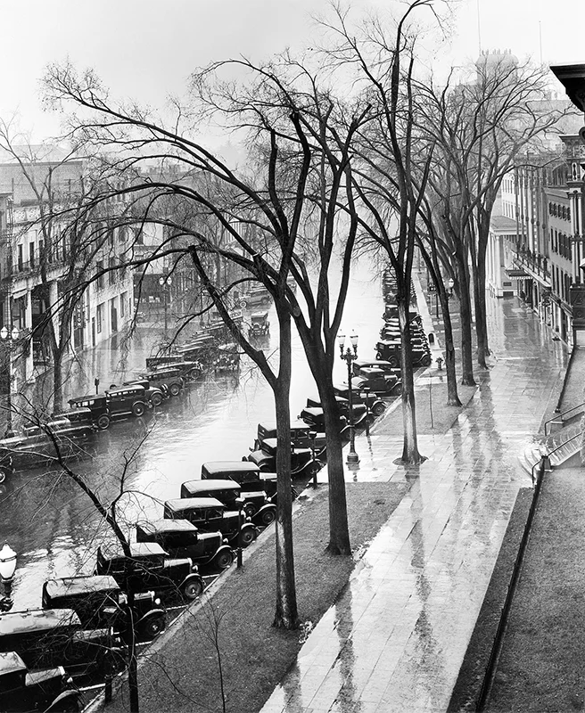 Fundación MAPFRE (Barcelona) Uno de los grandes reclamos culturales de la temporada se encuentra en la Fundación MAPFRE en Barcelona, donde puede visitarse una exposición dedicada al influyente fotógrafo estadounidense Walker Evans. Considerado uno de los grandes nombres de la fotografía documental del siglo XX, Evans retrató con una mirada directa y profundamente humana la vida cotidiana en Estados Unidos durante la Gran Depresión. La muestra reúne algunas de sus imágenes más emblemáticas, en las que la arquitectura, los retratos y los paisajes urbanos se convierten en testimonio visual de una época. Sus fotografías, sobrias y profundamente narrativas, siguen resultando actuales por su capacidad para observar lo cotidiano con una sensibilidad casi literaria. Para quienes viajen a Barcelona durante estas fechas, es una oportunidad perfecta para disfrutar de una exposición que combina historia, arte y reflexión social.