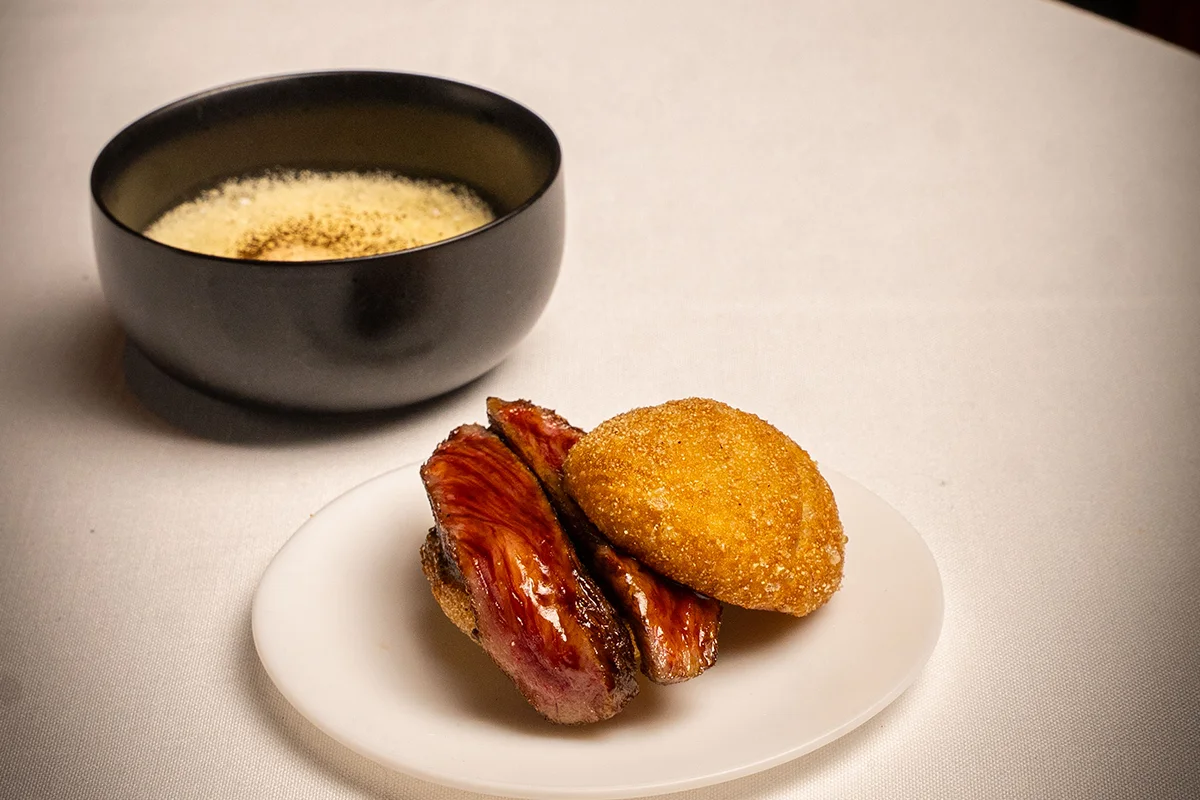 Si lo que quieren es darse un gran homenaje canario en Madrid en una ocasión muy especial, no pueden perderse Gofio. Con una estrella MICHELIN y liderado por el gran chef Safe Cruz, ha conseguido crear una propuesta única y profundamente creativa, capaz de llevar al comensal no solo a Canarias, sino casi al más allá. Una experiencia gastronómica imprescindible para entender hacia dónde camina la alta cocina canaria contemporánea e internacional. gofiorestaurant.com