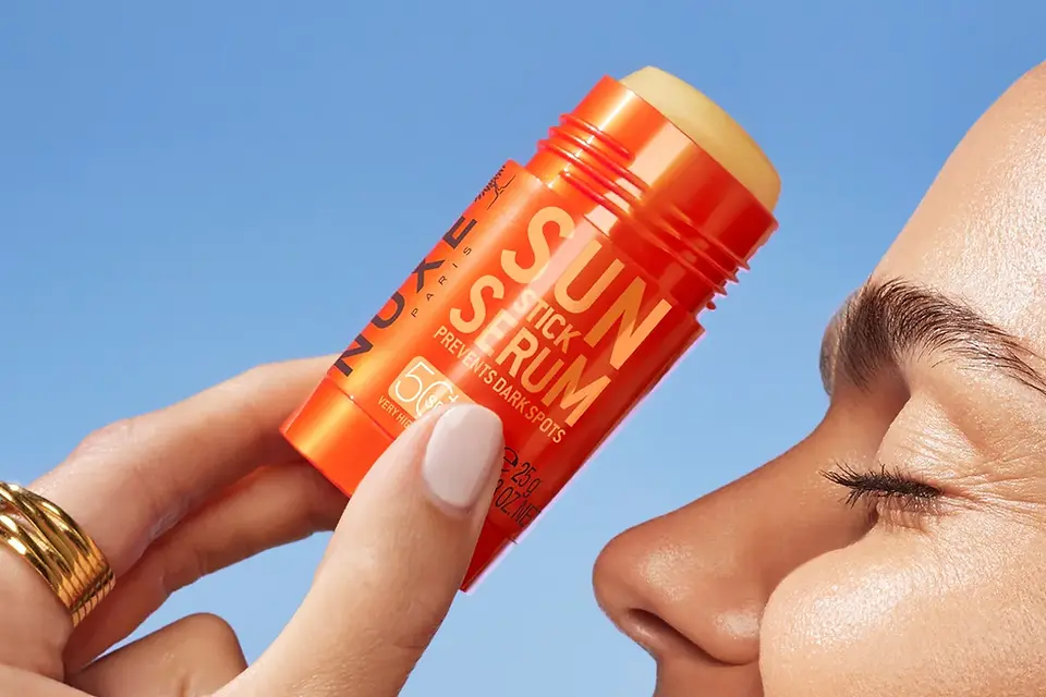 Adiós a las manos pringosas: 6 protectores solares en 'stick' que van a revolucionar tu neceser este verano