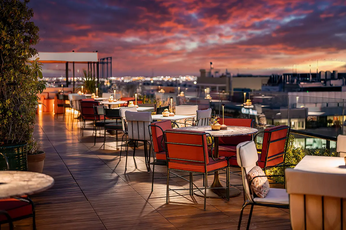 Picos Pardos Sky Lounge reinventa el vermut del fin de semana con gildas artesanales, la esencia castiza madrileña y vistas de altura. 
