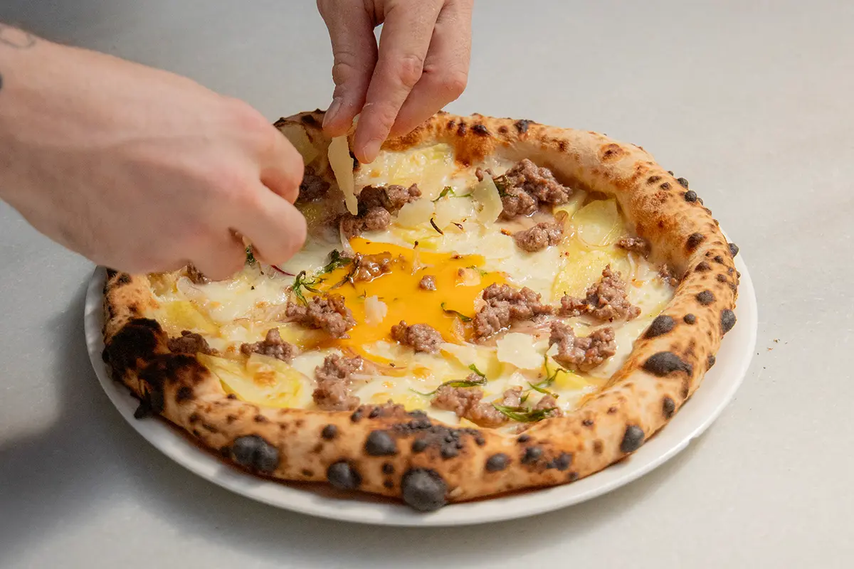 Petramora y Rooftop Smokehouse se unen a Parking Pizza para crear un sabor ahumado inmejorable