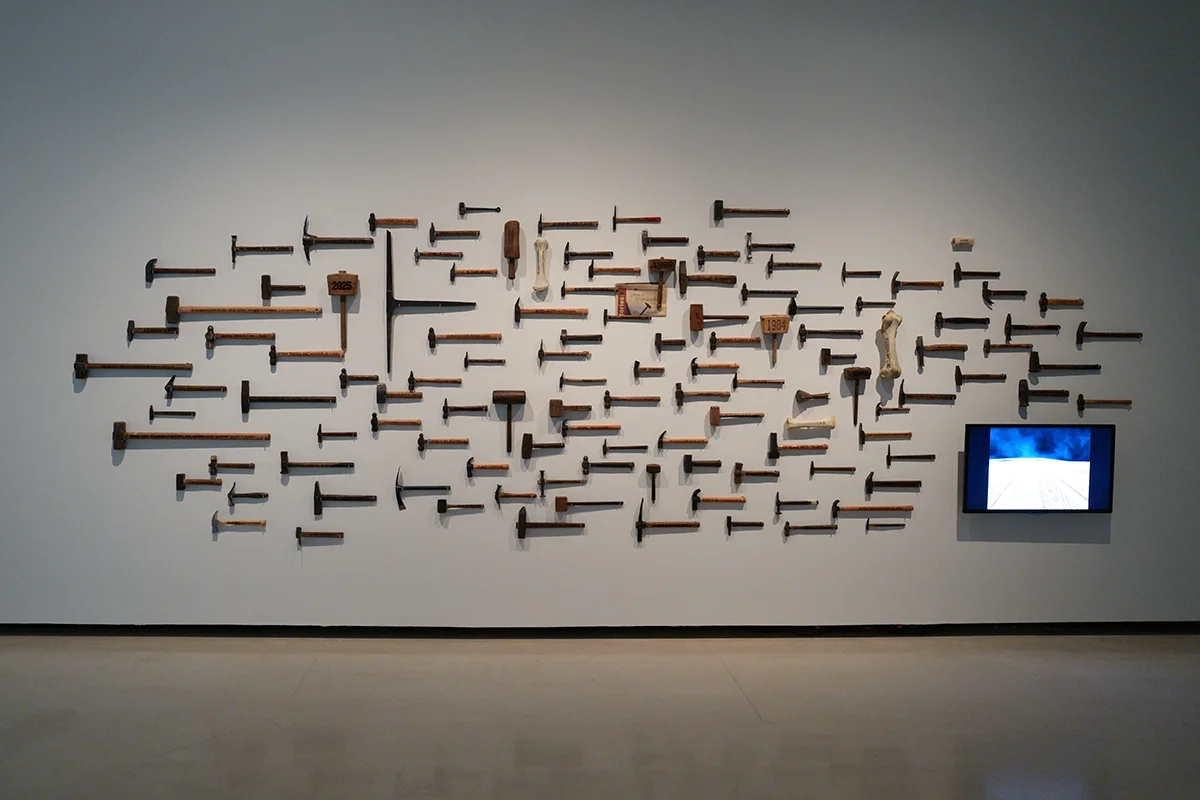 Azkuna Zentroa (Bilbao) Otro de los focos culturales de la temporada se sitúa en Azkuna Zentroa (Alhóndiga, Bilbao), que inaugura “Anónima”, una exposición dedicada al completo al artista Txuspo Poyo. La muestra, que permanecerá abierta hasta el 17 de mayo, recorre su trayectoria desde los años noventa hasta la actualidad a través de proyectos que reflejan su inmensa creatividad. Comisariada por Álvaro de los Ángeles, la exposición plantea un recorrido por obras clave, marcado por la investigación y la experimentación. A lo largo de las salas, es posible adentrarse en el universo artístico del homenajeado, en una práctica que combina cine, vídeo, fotografía e instalación para construir relatos que fusionan historia, cultura y tecnología. Con una perspectiva que cuestiona los límites entre realidad y ficción, Anónima reflexiona sobre los vínculos que genera la autoridad, los mecanismos de control derivados y la historia contemporánea, convirtiéndose en una cita imprescindible para los amantes del arte.