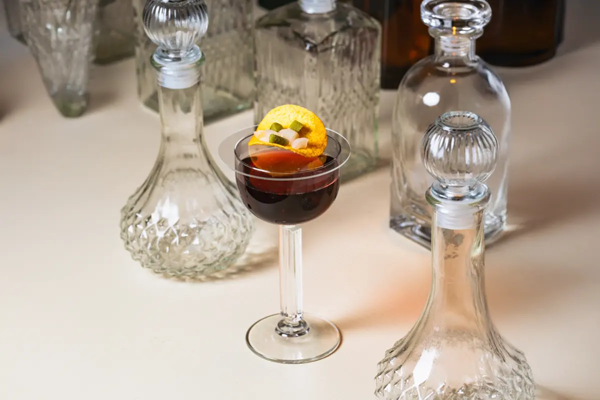 Un bar clásico que trata a cada cliente como un viejo amigo, así es Anfitrión, una coctelería  de la que te irás con un recuerdo imborrable.    