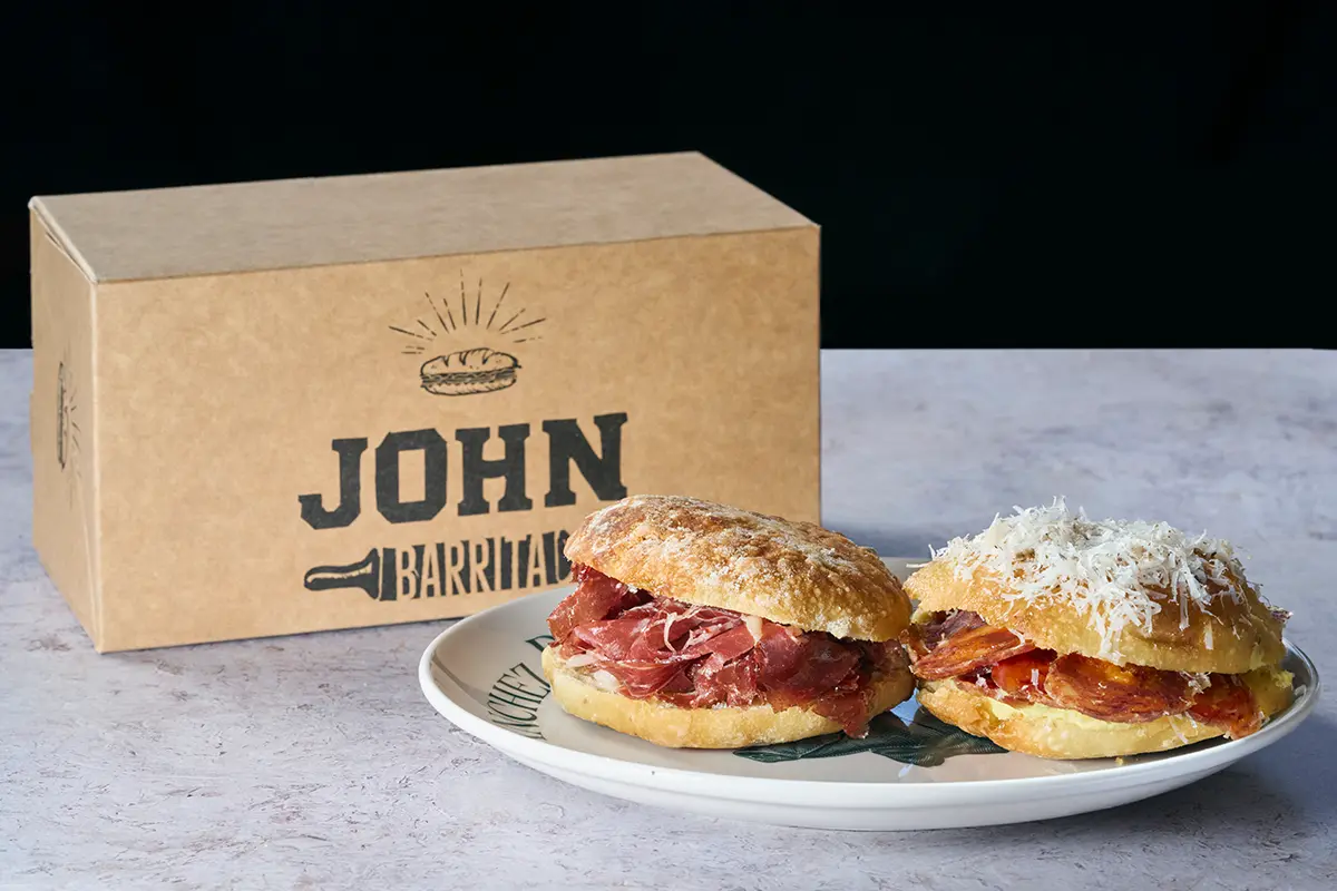 El panadero John Torres y el chef Sacha Hormaechea colaboran para reinventar el jamón ibérico de bellota de Sánchez Romero Carvajal en tres exclusivos y originales bocadillos disponibles en John Barrita.