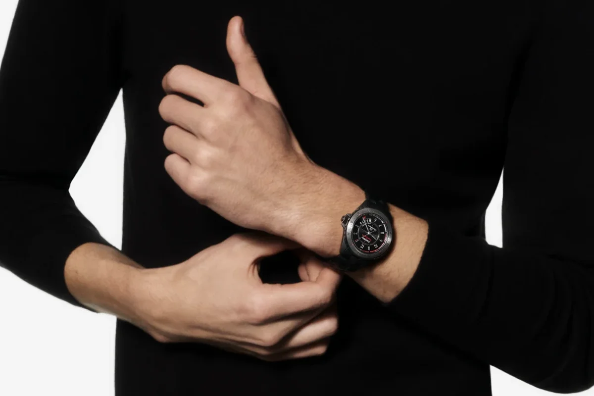 El J12 de Chanel es uno de los relojes más fotografiados, deseados y reconocibles del mundo. Es una pieza que redefinió la relojería contemporánea por su estilo y precisión técnica. Cuando la maison lo presentó en el año 2000, rompió todos los códigos al apostar por un material como la cerámica de alta resistencia. Cada versión representa un capítulo distinto en la historia de esta maison de lujo dentro de la alta relojería. Nació inspirado en dos universos que Gabrielle Chanel adoraba: la náutica, con sus líneas puras y su estética monocroma, con la J como inicial de los legendarios veleros de competición; y el automovilismo, con su espíritu técnico y deportivo. Con un corazón suizo de alta precisión, en su interior late un movimiento automático, visible en algunas versiones a través del fondo transparente. Es la mezcla perfecta entre estética parisina y savoir‑faire relojero. Hoy, el J12 sigue siendo un reloj con una presencia poderosa donde cada curva y cada proporción están pensadas para ser atemporales y donde la cerámica: ligera, resistente a los arañazos e hipoalergénica y con un brillo profundo, se eleva a la categoría de lujo. Es versátil, moderno y con ese toque de irreverencia elegante que define a Chanel. Sus versiones más icónicas: en negro, de estética gráfica y deportiva, o en blanco, de brillo limpio y presencia luminosa, hacen que el J12 se haya convertido en un icono de pureza gráfica dentro de la relojería de alta gama.