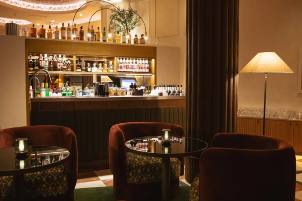 Un bar clásico que trata a cada cliente como un viejo amigo, así es Anfitrión, una coctelería  de la que te irás con un recuerdo imborrable.    