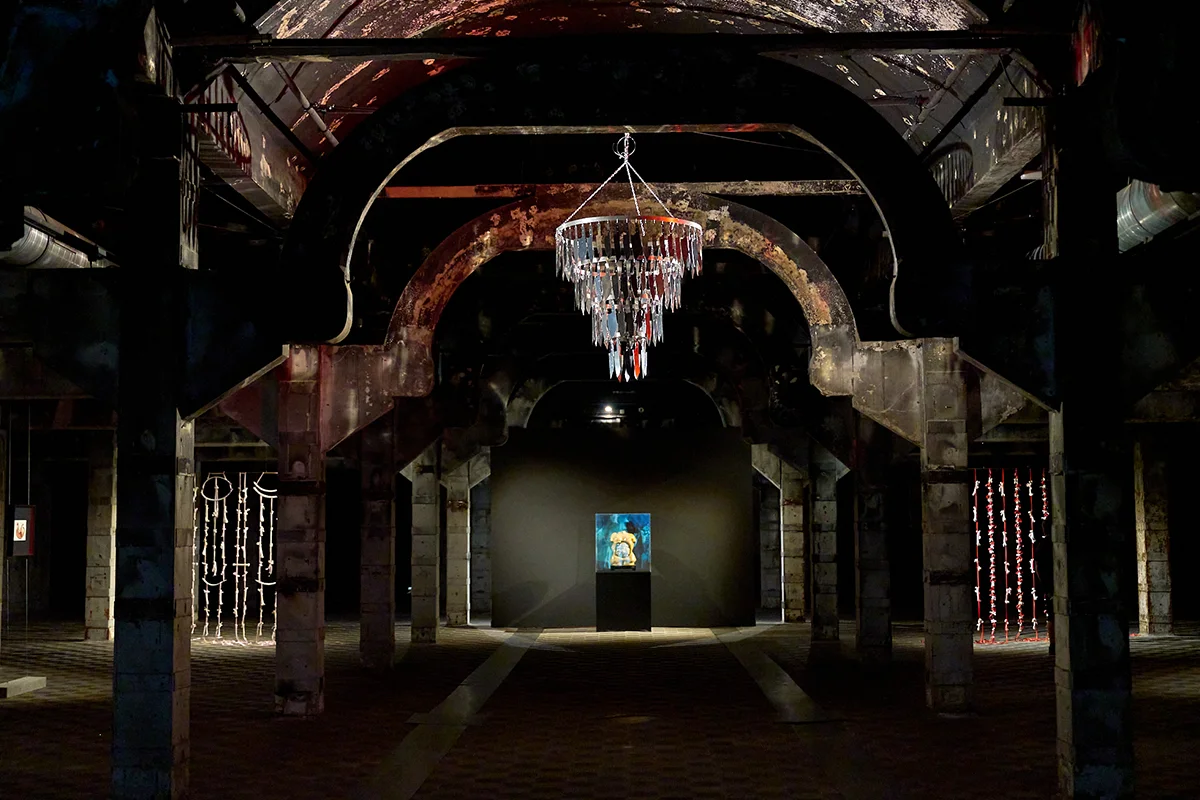 Greta Alfaro Hay algo profundamente humano en el acto de ofrecer. Mostrar algo a los demás, exponerlo a la mirada ajena y convertirlo en parte de algo compartido. La artista Greta Alfaro presenta Ofertorio, una instalación site-specific concebida para la Nave 0 de Matadero Madrid que transforma el antiguo espacio industrial en un recorrido cargado de simbolismo, referencias rituales y preguntas sobre aquello que decidimos hacer visible. Integrada en la programación de PHotoESPAÑA 2026, la muestra reúne vídeos, esculturas, collages y piezas históricas en una propuesta donde la fotografía, la imagen en movimiento y la instalación dialogan para explorar conceptos como el sacrificio, la representación y la construcción de lo colectivo. Con una estética tan inquietante como fascinante, característica de la trayectoria de la artista navarra, la exposición invita a reflexionar sobre los mecanismos culturales que determinan qué cuerpos, objetos o historias ocupan el centro de la escena y cuáles permanecen fuera de campo.