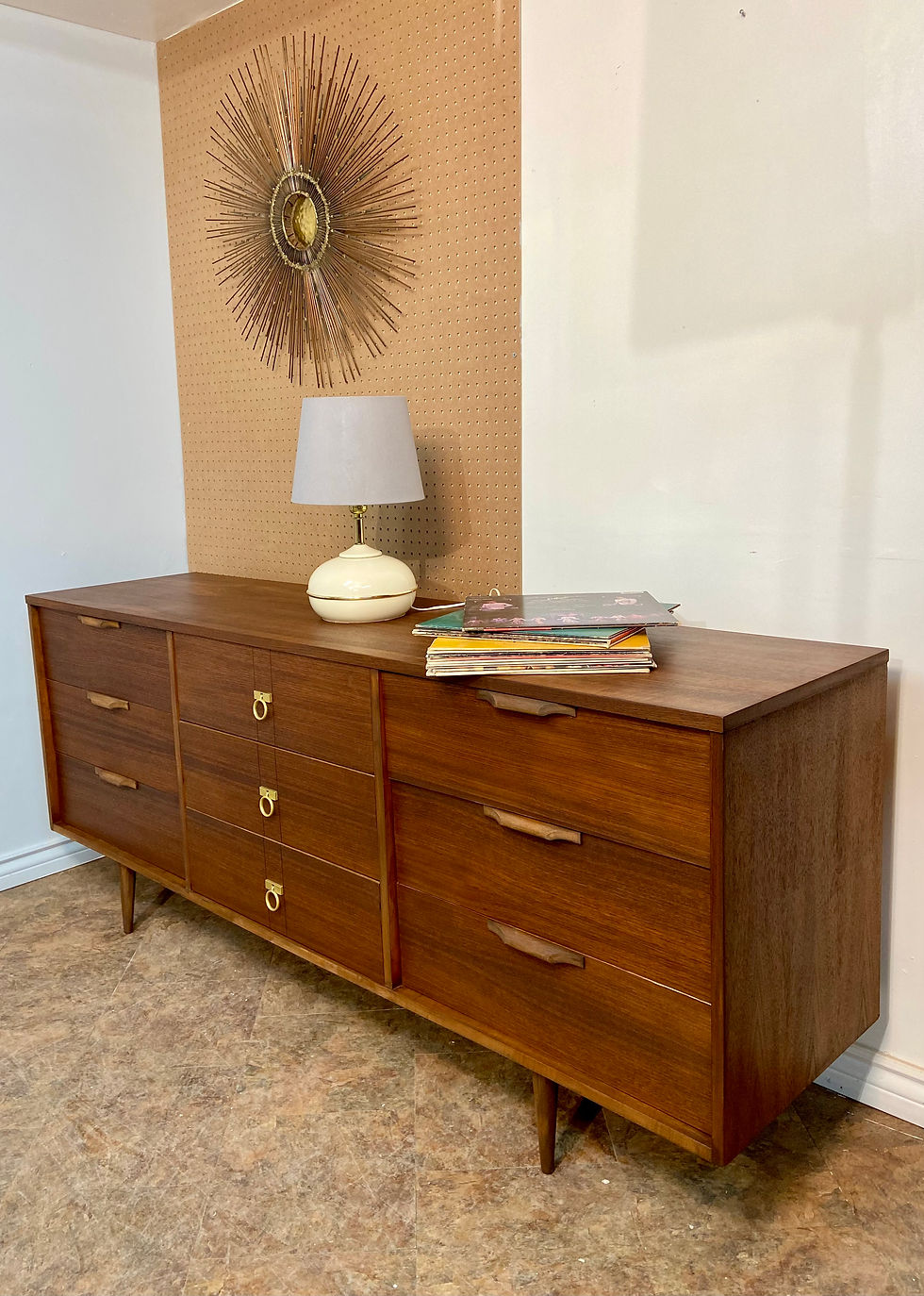 172. Dresser 9 drawers  - Commode de 9 tiroirs