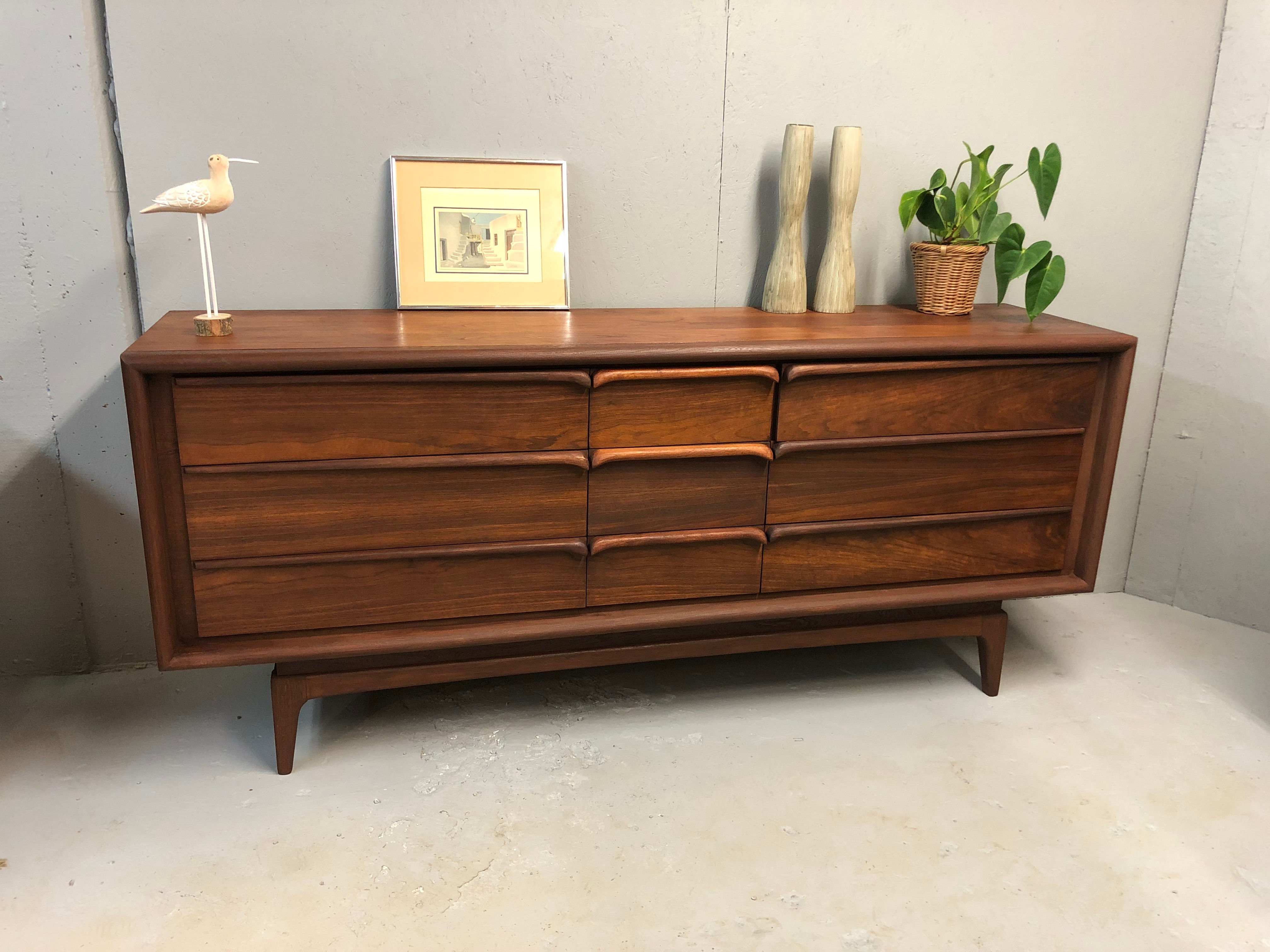 056. Mid century dresser - commode