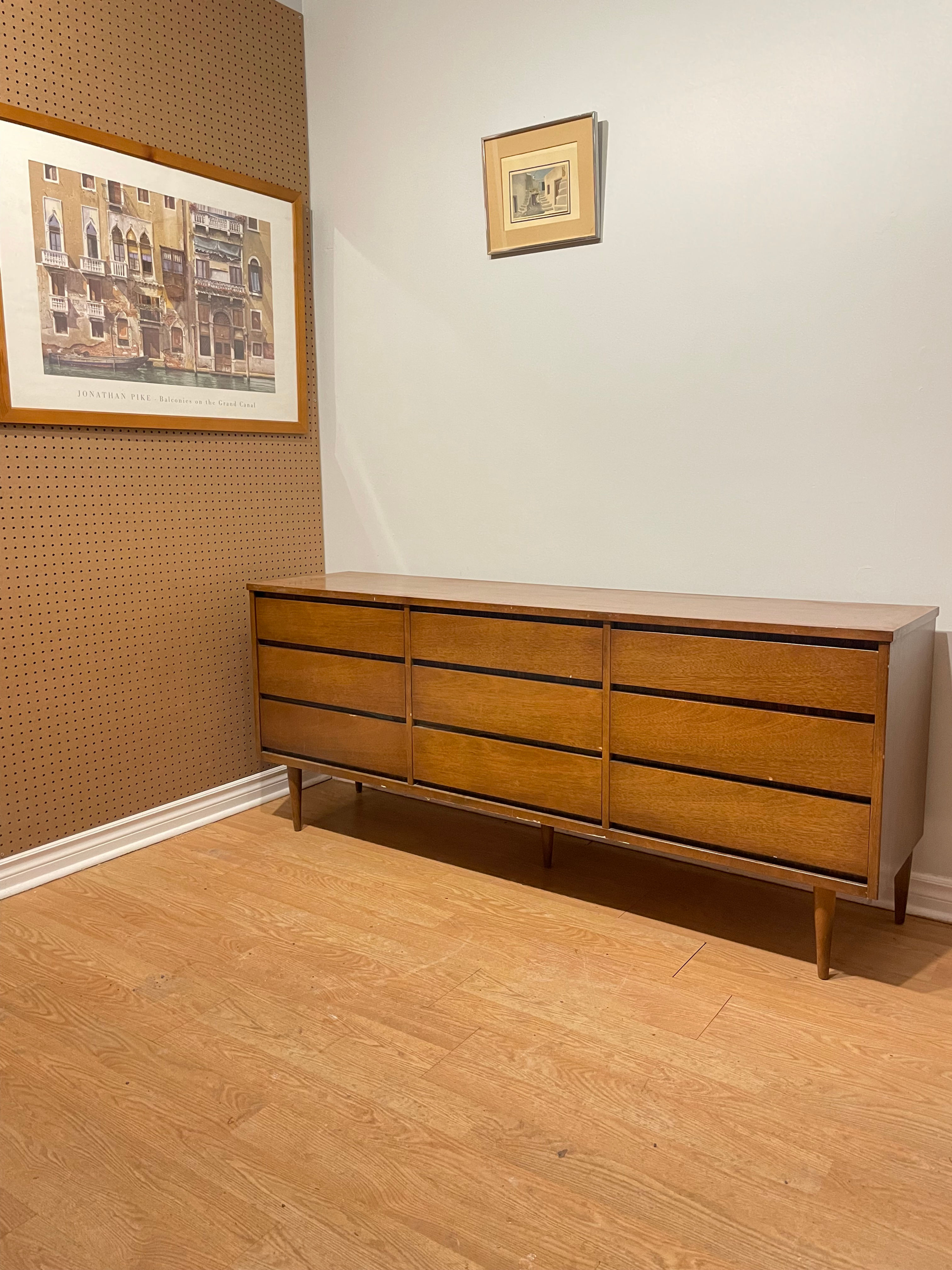 130. Nine drawers dresser - Commode neuf tiroirs