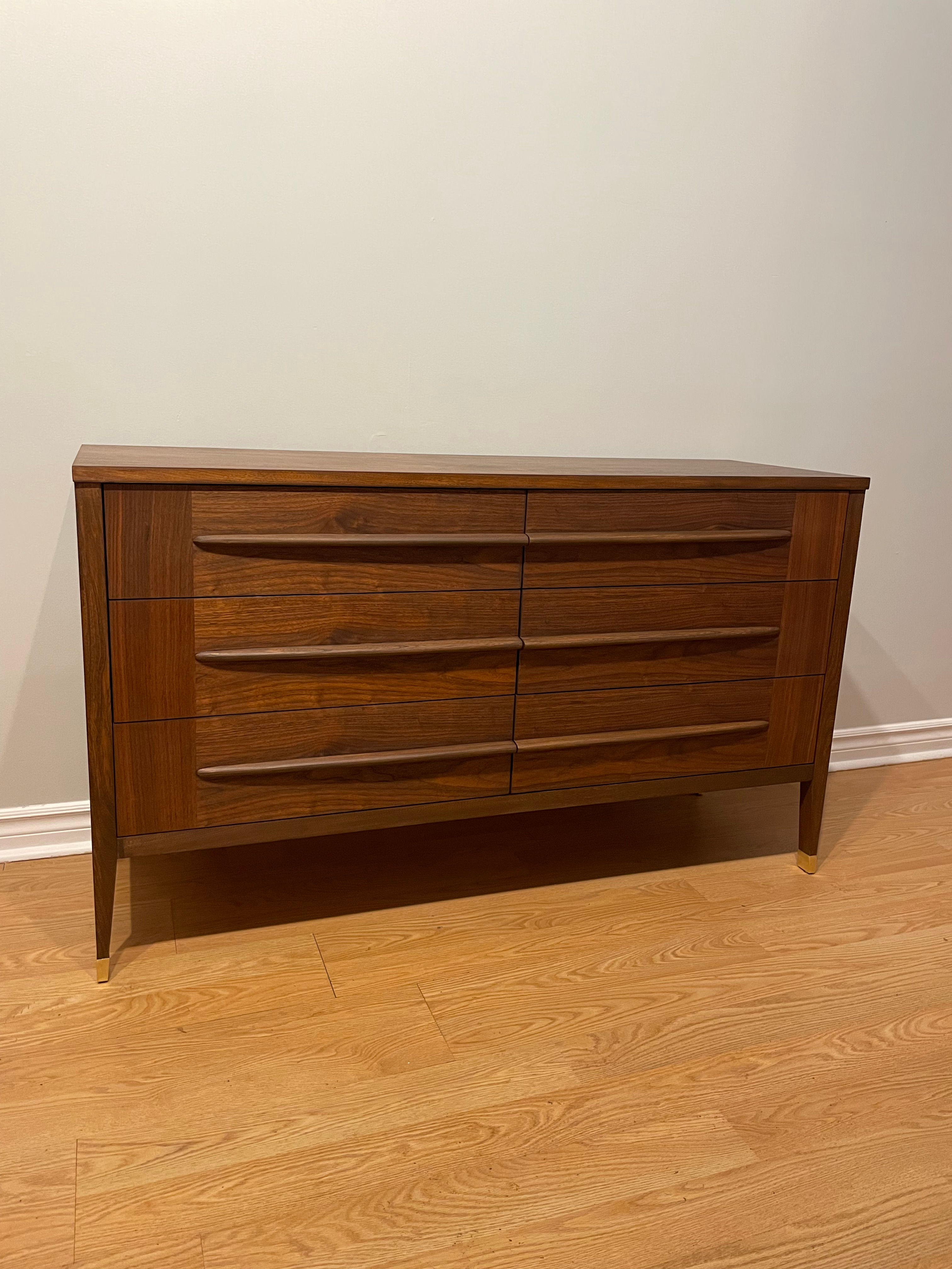 114. Walnut Dresser Chest - Commode en noyer