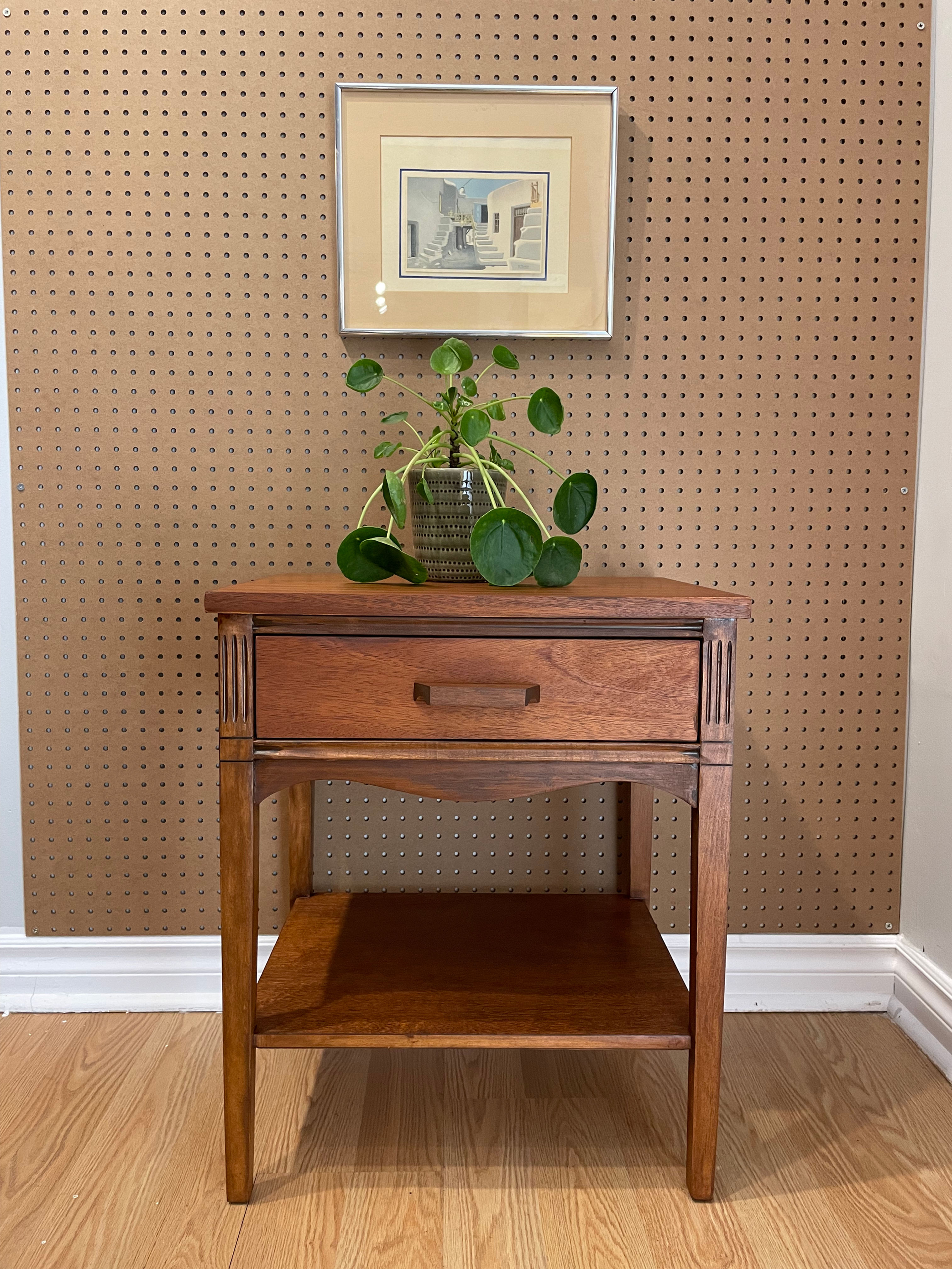 110. Classic bedside table - Table de chevet classique