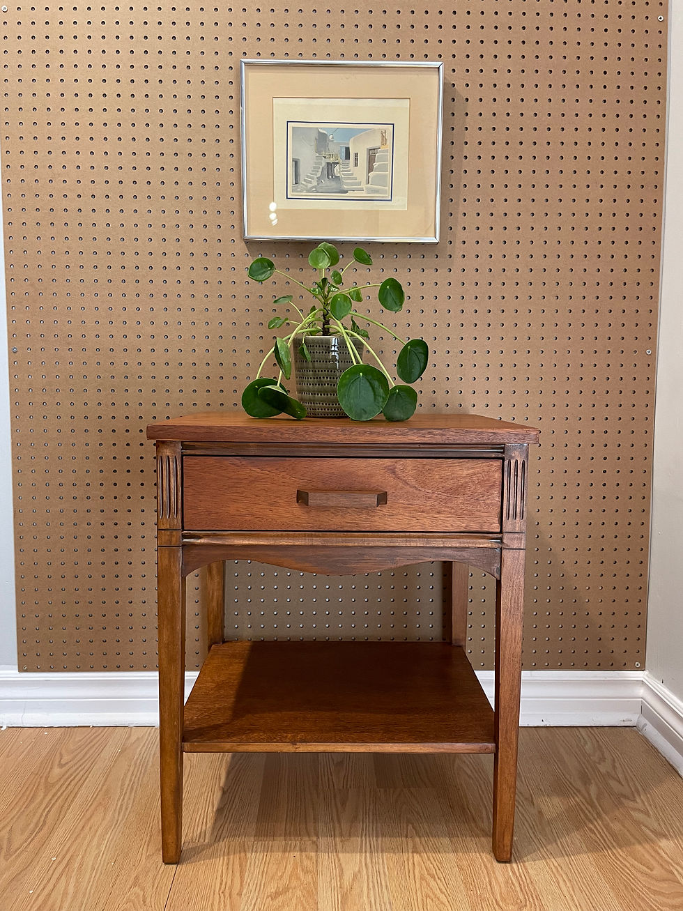 110. Classic bedside table - Table de chevet classique