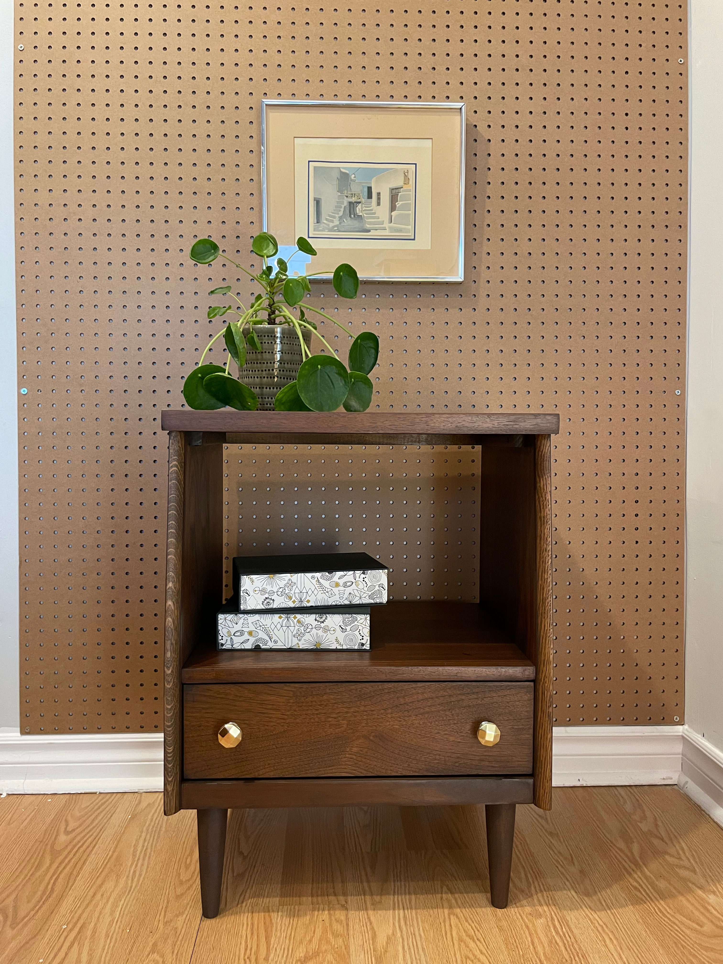 118. Side table with a drawer - Table d'appoint avec un tiroir