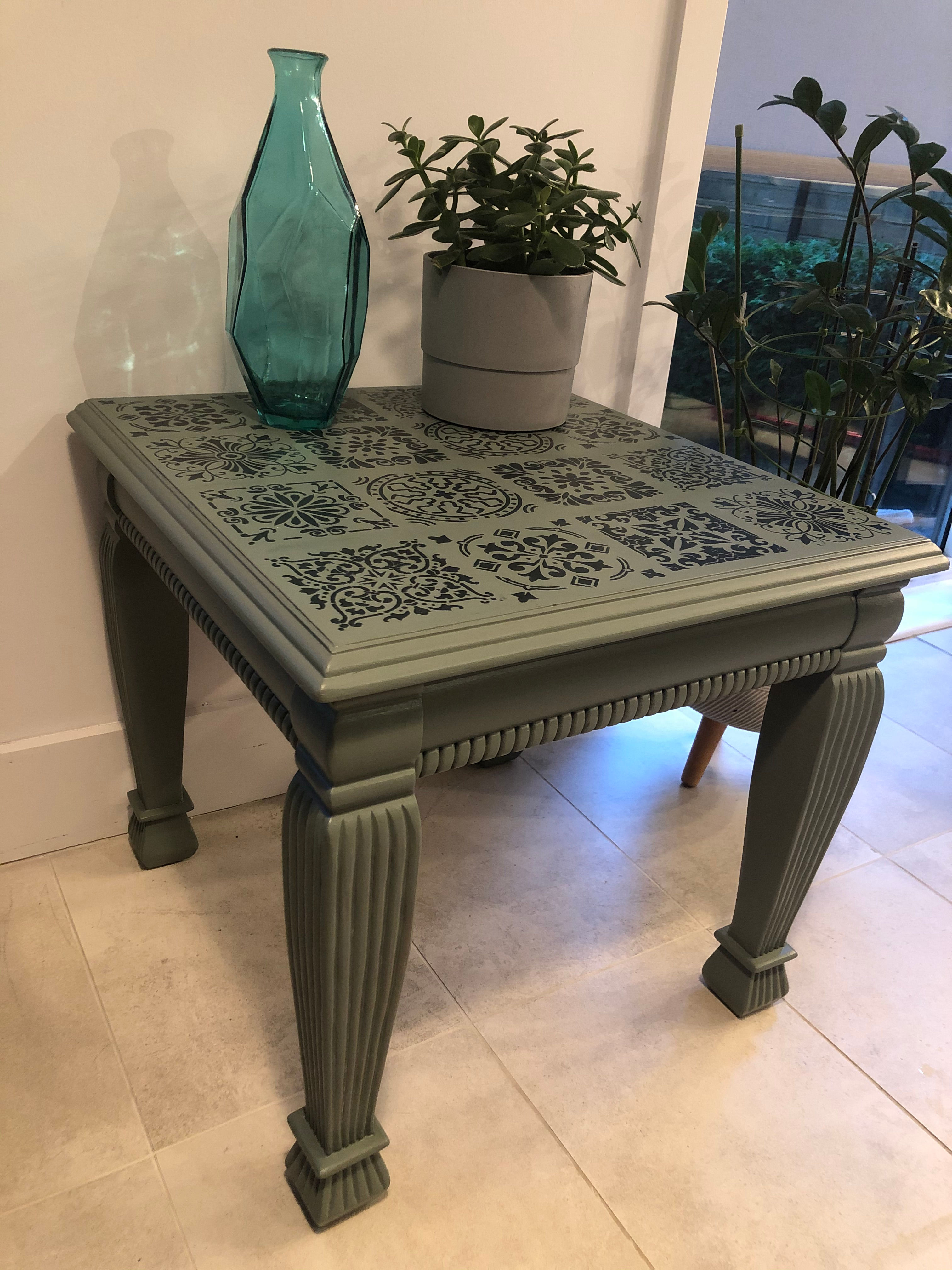 014. Hand-painted table - Table peinte à la main