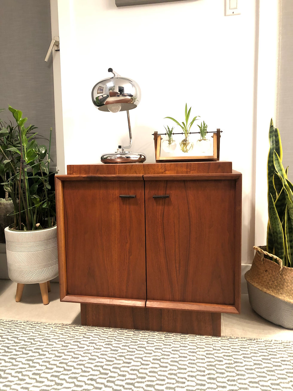 077. Night stand - Table de chevet