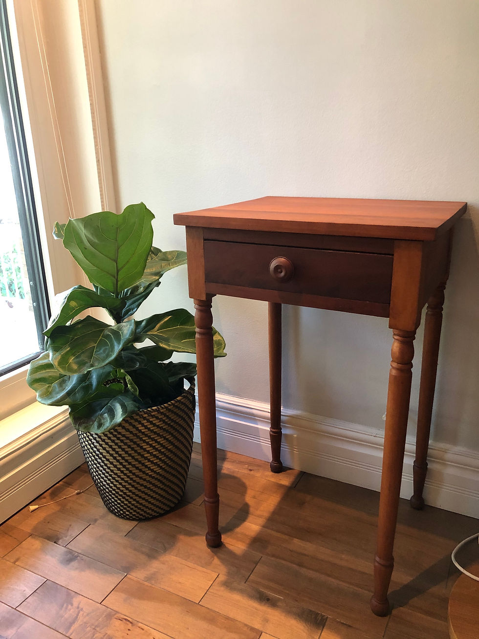 048. Classic nightstand - Table de chevet classique